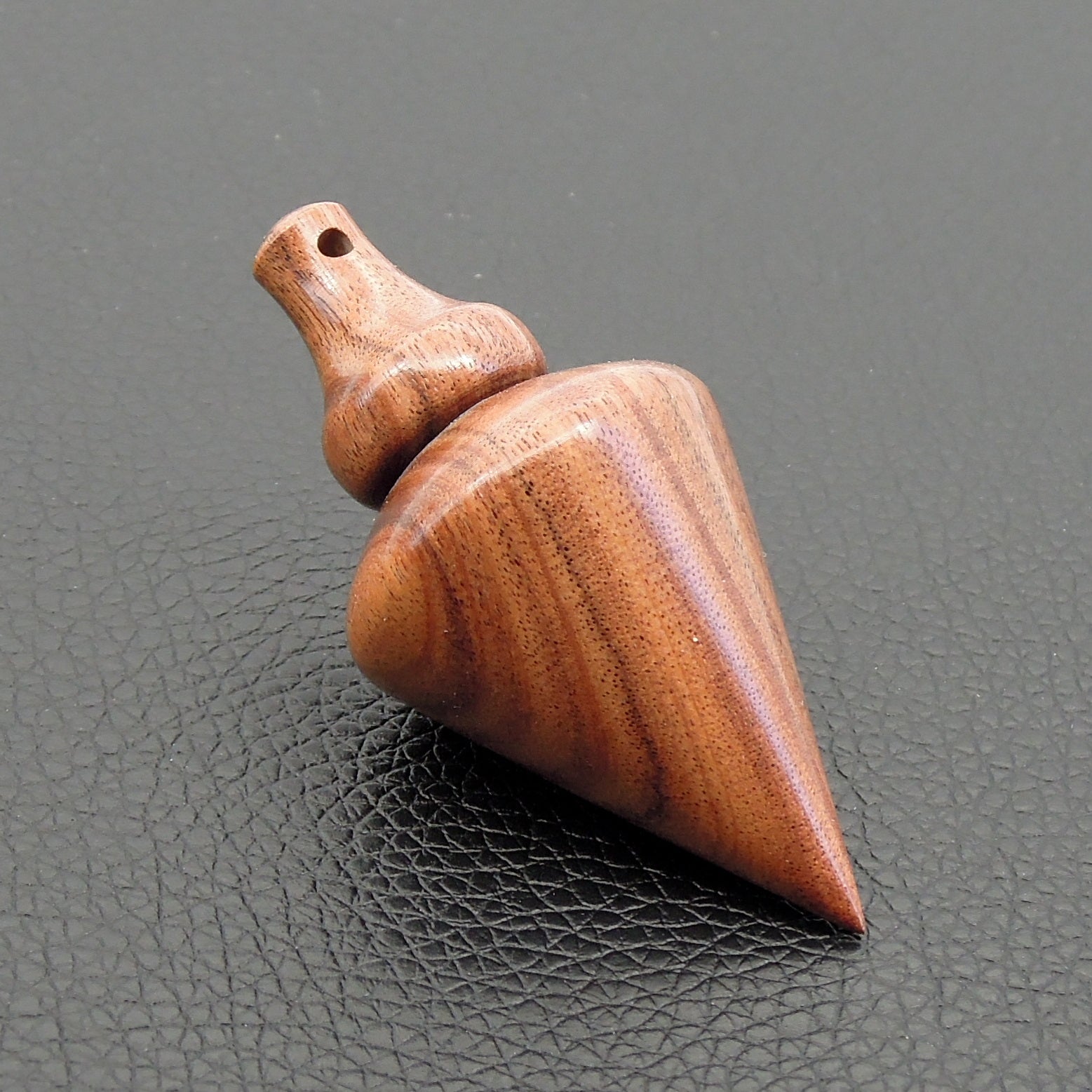 Pendule artisanal de radiesthésie en palissandre santos avec oeilleton.