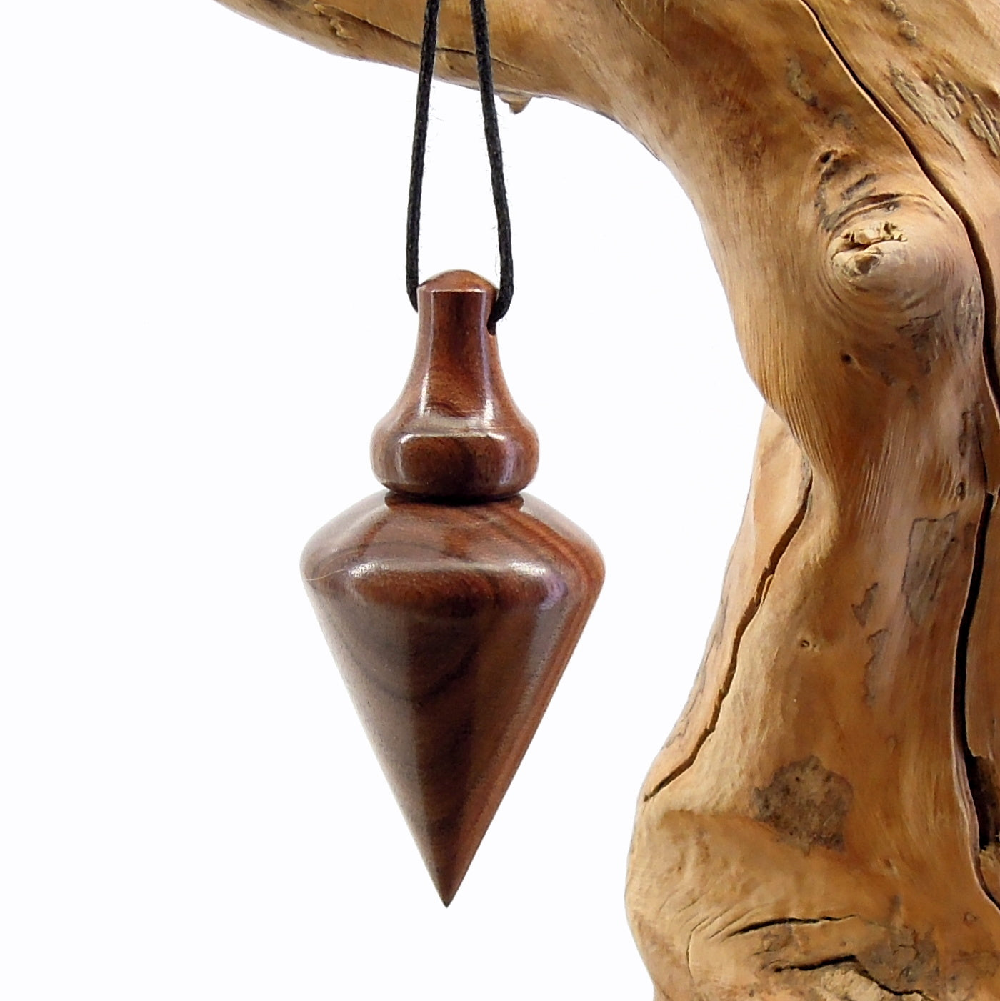 Pendule artisanal de radiesthésie en palissandre santos avec oeilleton.