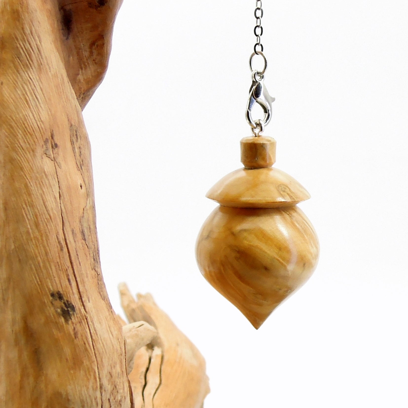 Pendule artisanal de radiesthésie en buis avec chainette.