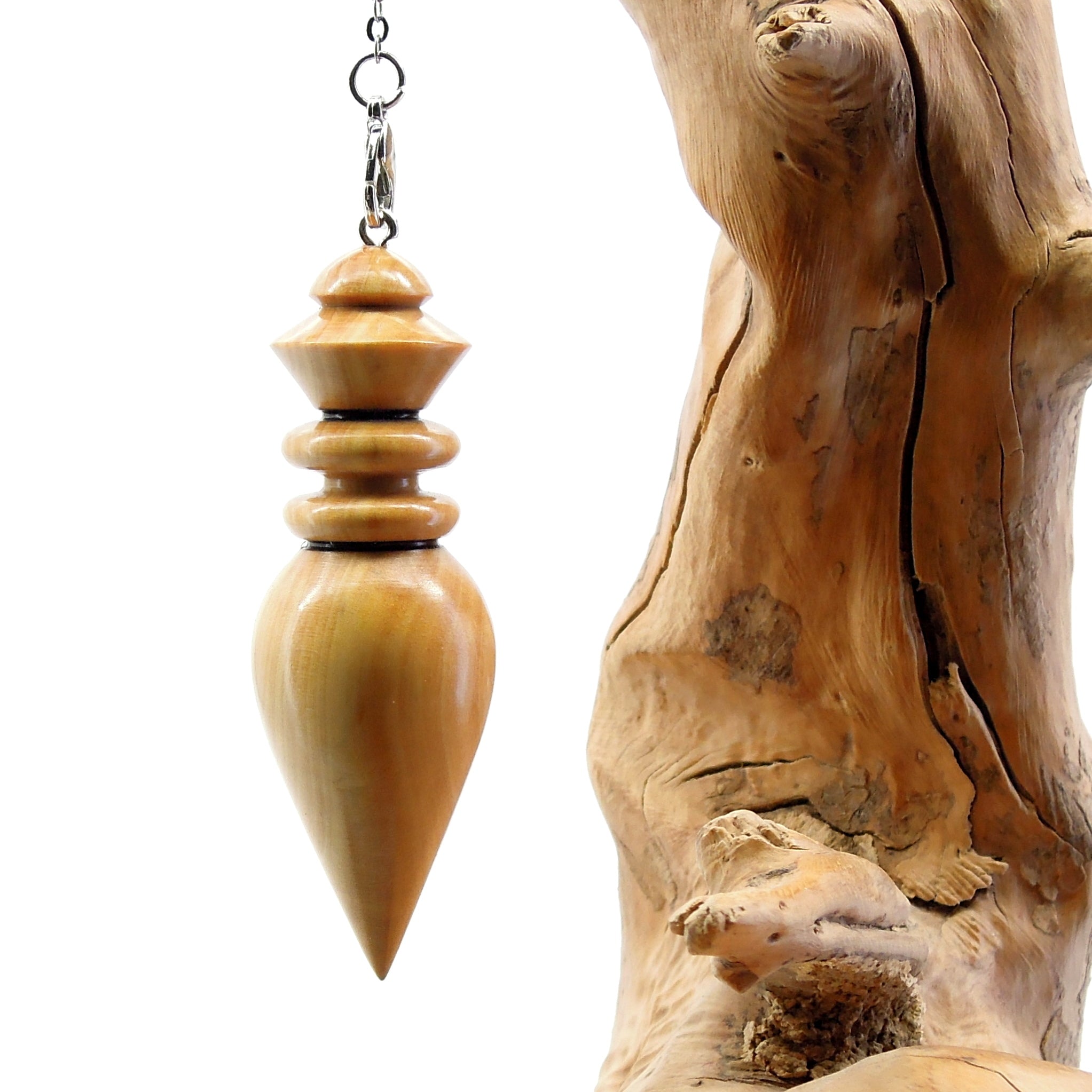 Pendule artisanal de radiesthésie en buis avec chainette.