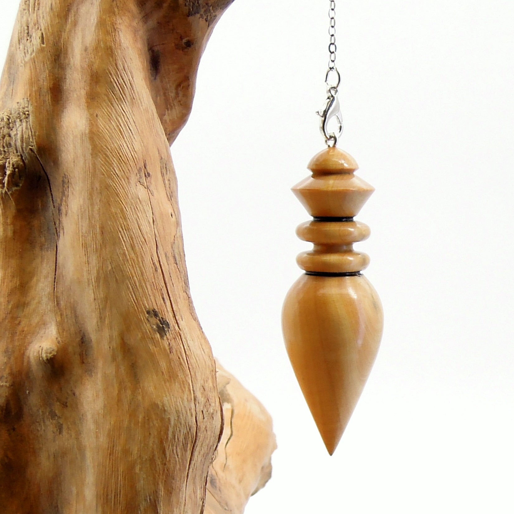 Pendule artisanal de radiesthésie en buis avec chainette.