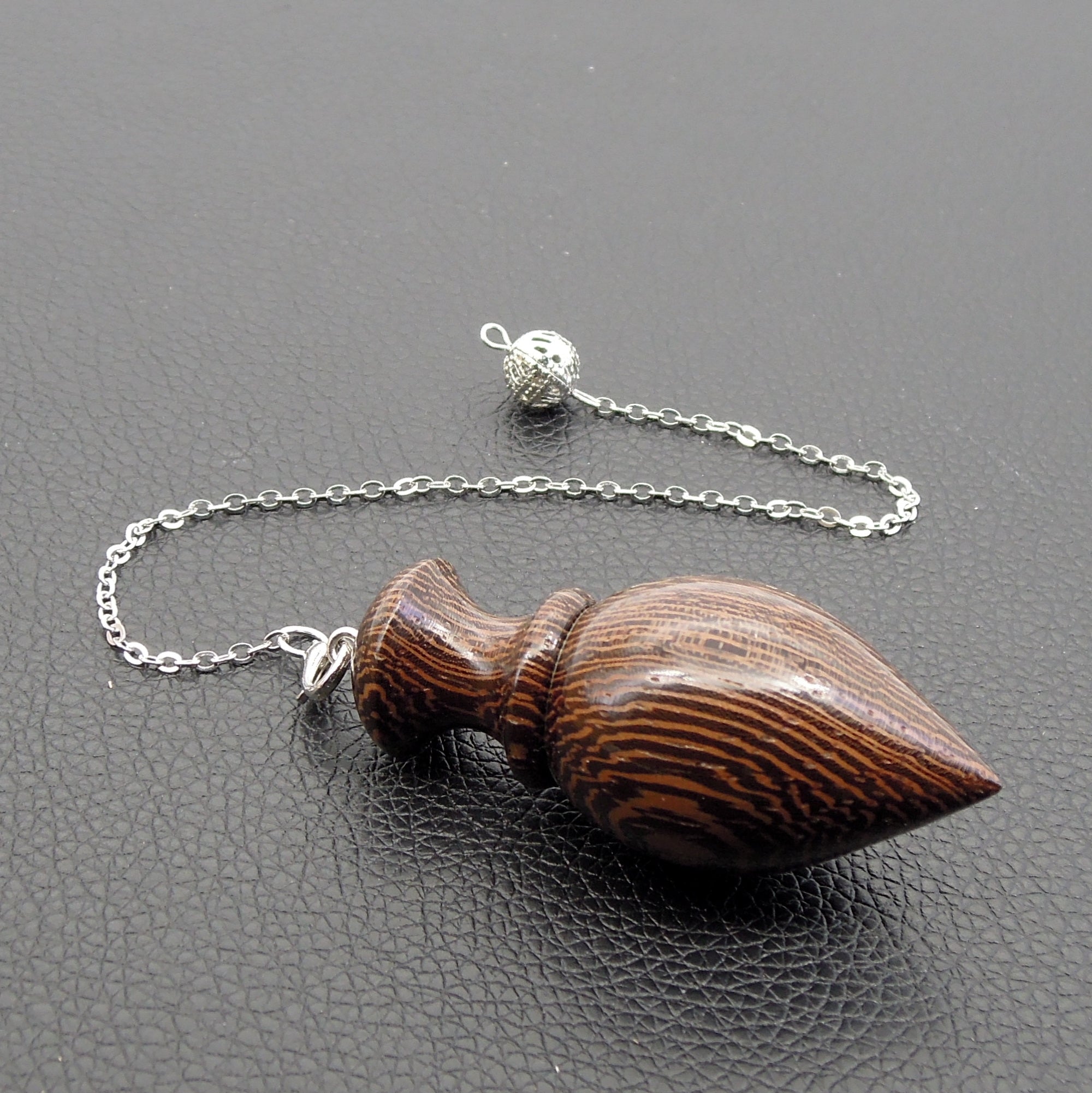 Pendule artisanal de radiesthésie en wenge avec chainette.