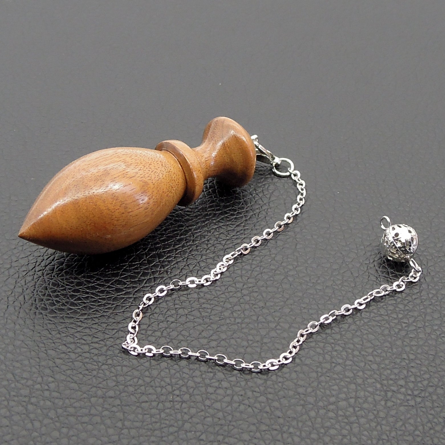 Pendule artisanal de radiesthésie en bois exotique avec chainette.