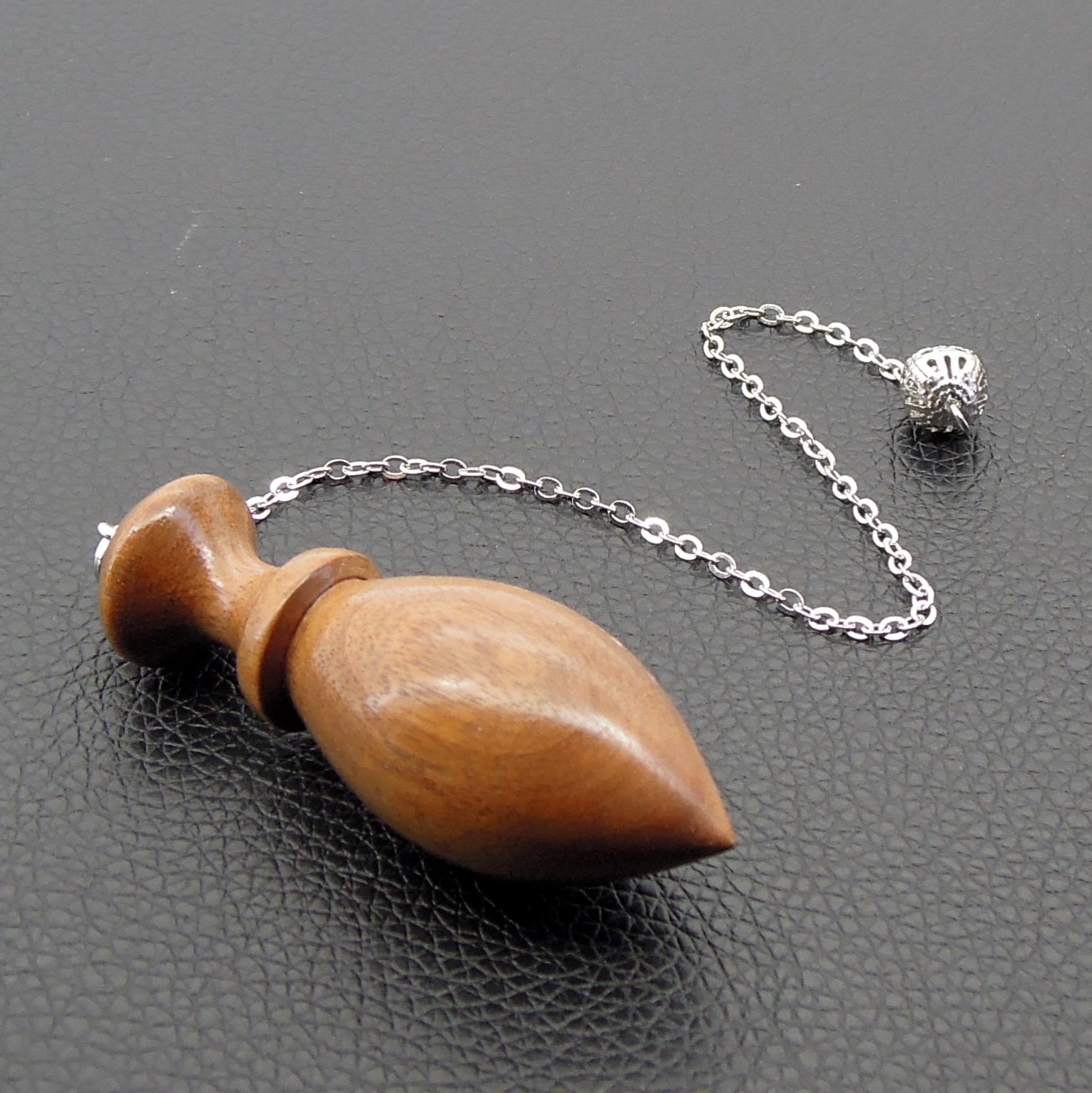 Pendule artisanal de radiesthésie en bois exotique avec chainette.