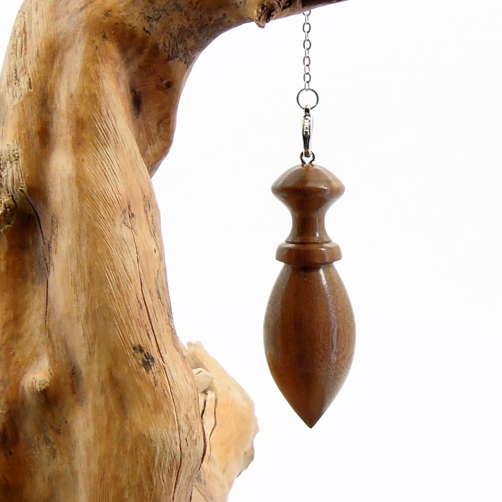 Pendule artisanal de radiesthésie en bois exotique avec chainette.