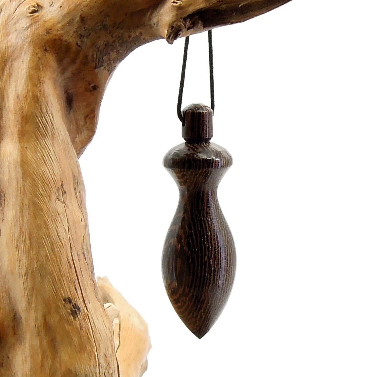 Pendule artisanal de radiesthésie en wenge avec oeilleton.