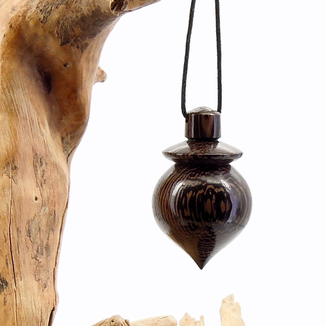 Pendule artisanal de radiesthésie en wenge avec oeilleton.