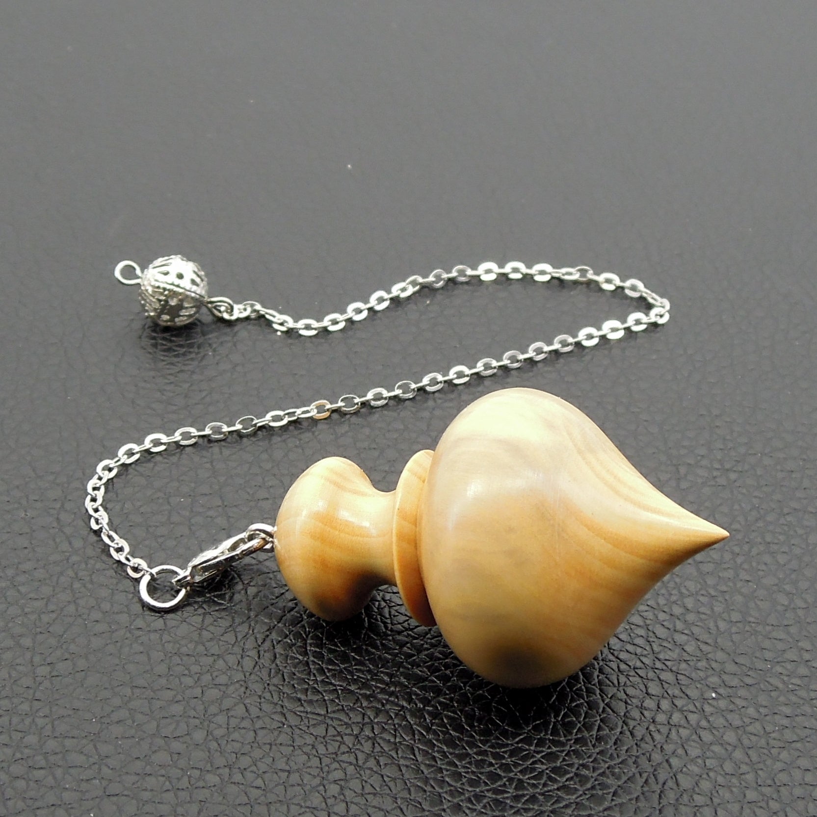 Pendule artisanal de radiesthésie en buis avec chainette.