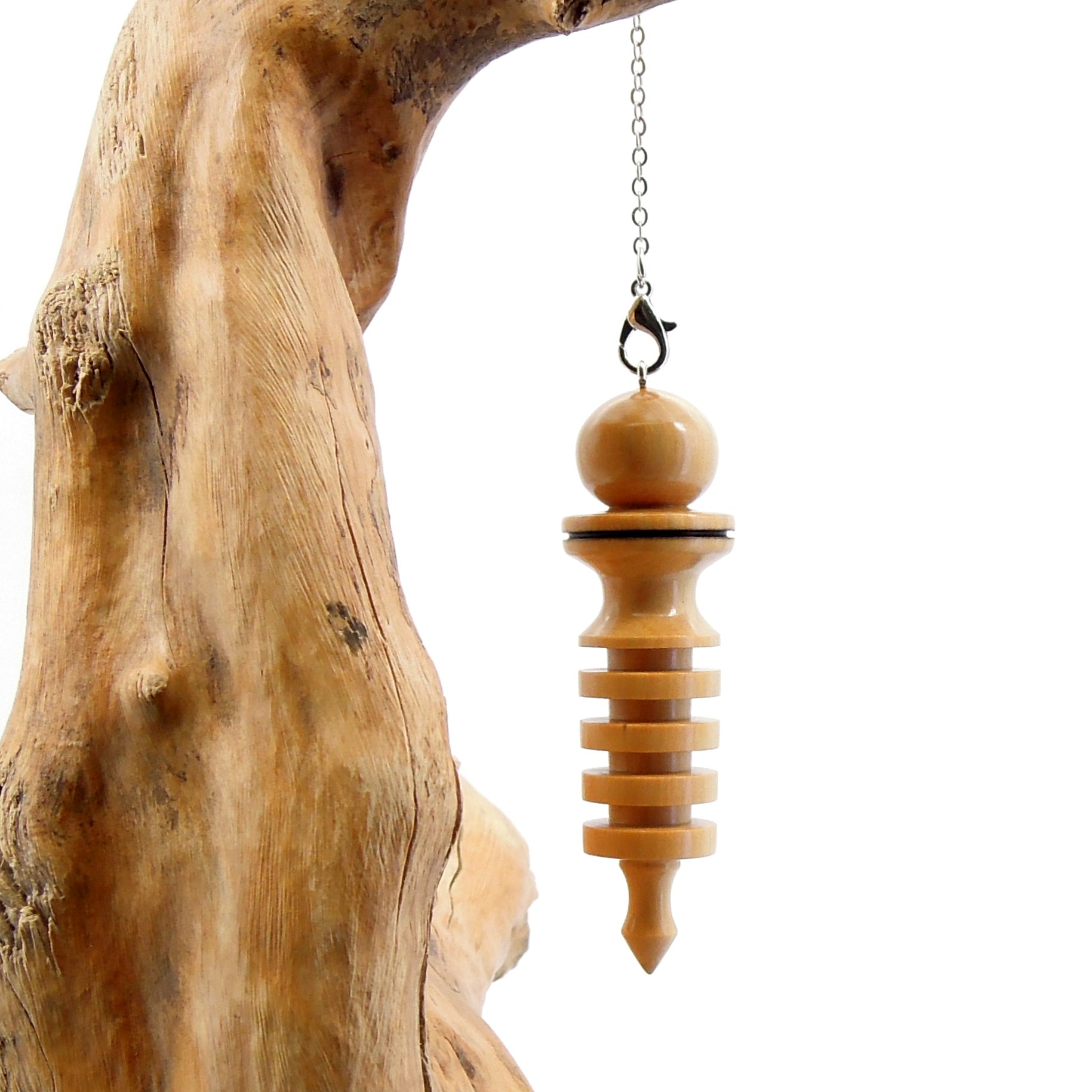 Pendule artisanal de radiesthésie en buis avec chainette.
