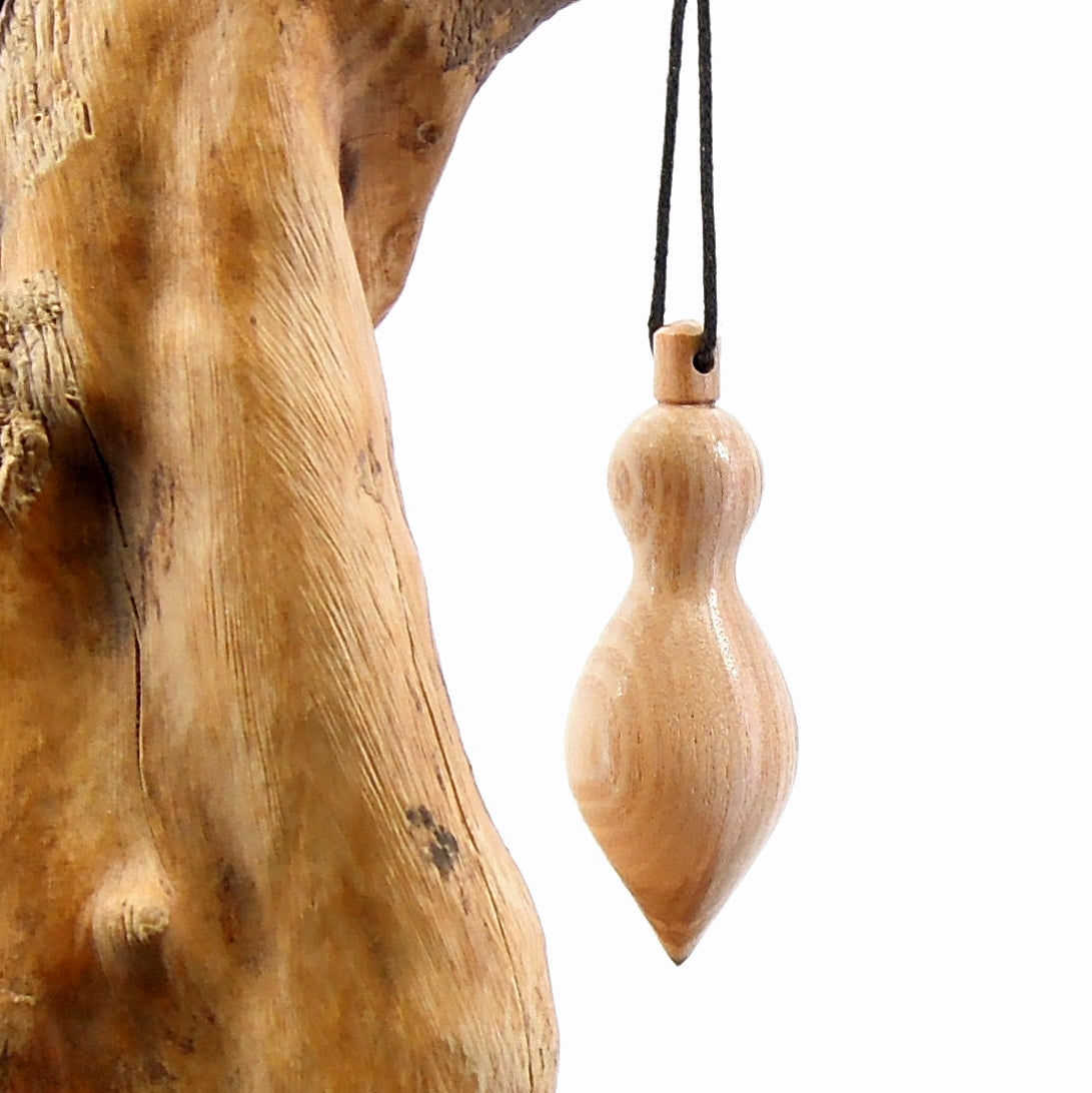 Pendule artisanal divinatoire en frêne olivier avec oeilleto..