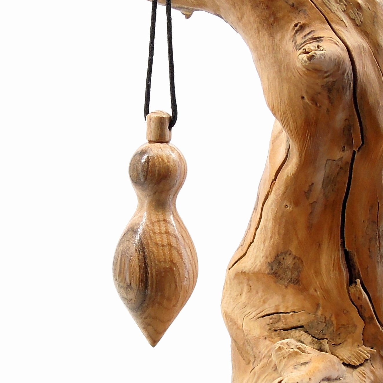 Pendule artisanal divinatoire en frêne olivier avec oeilleto..