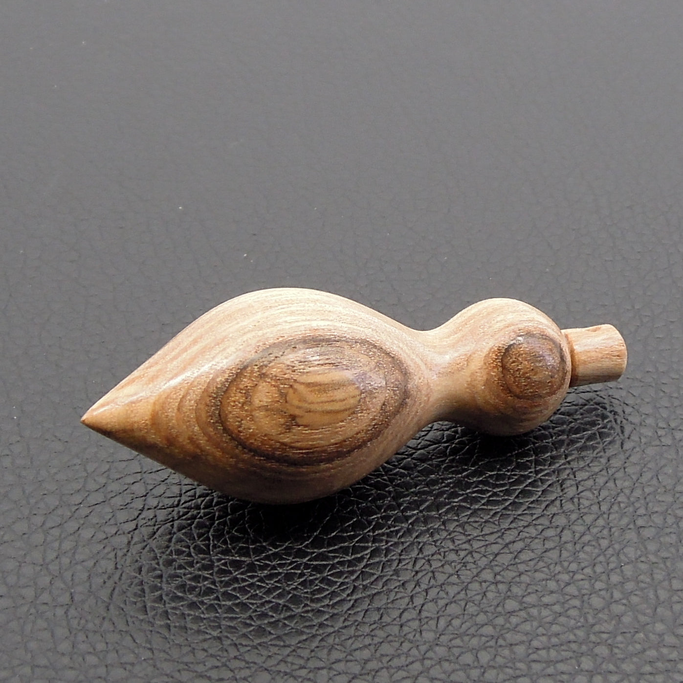 Pendule artisanal divinatoire en frêne olivier avec oeilleto..