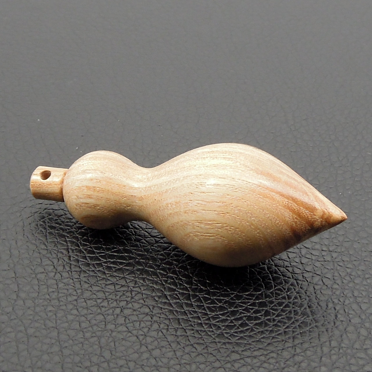 Pendule artisanal divinatoire en frêne olivier avec oeilleto..