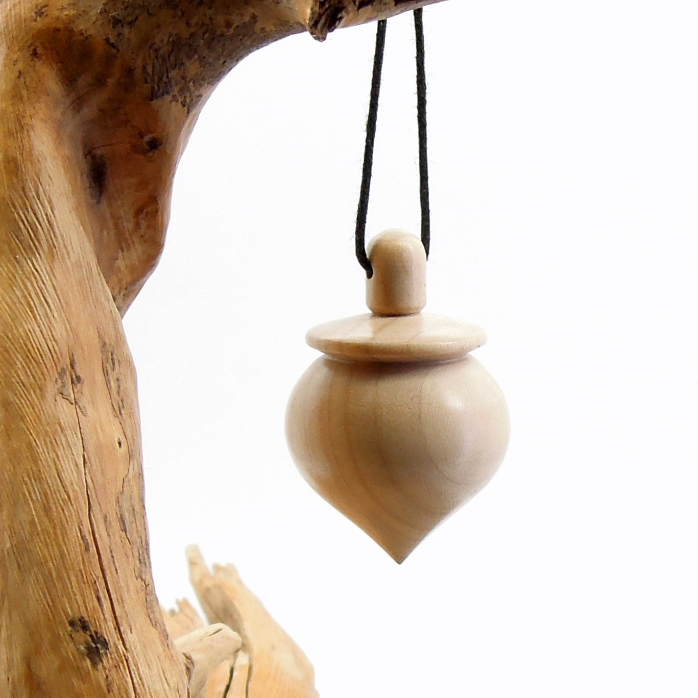 Pendule artisanal de radiesthésie en érable ondé avec oeilleton.