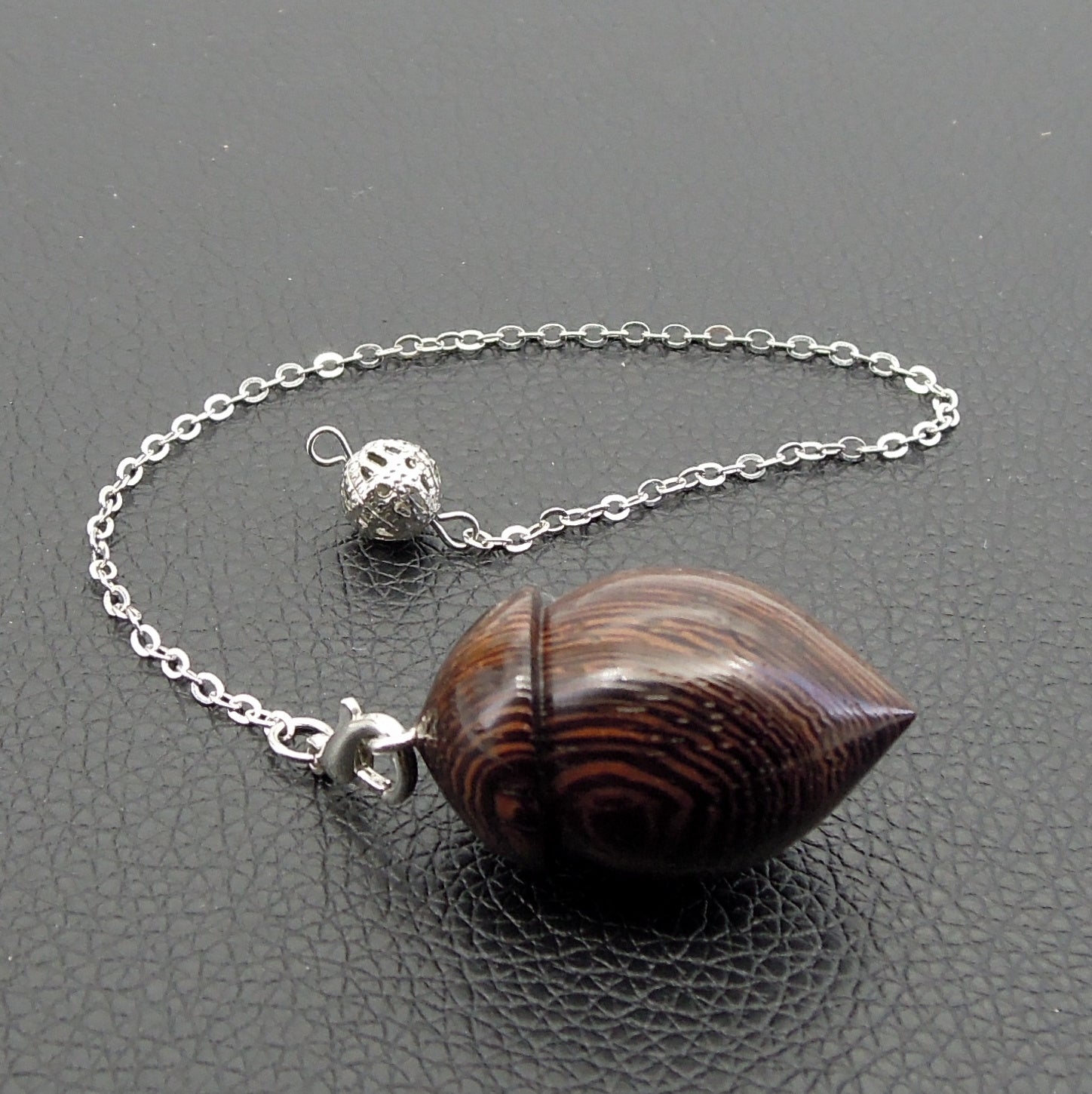 Pendule artisanal de radiesthésie en wenge avec chainette.