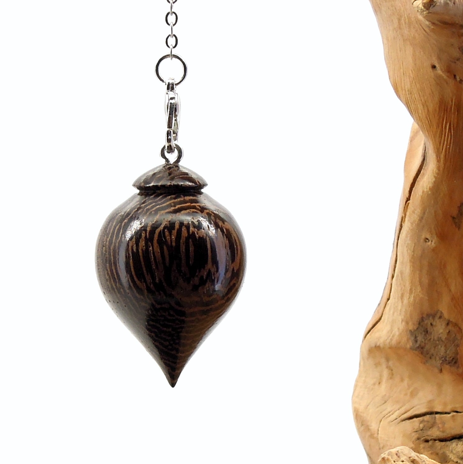 Pendule artisanal de radiesthésie en wenge avec chainette.