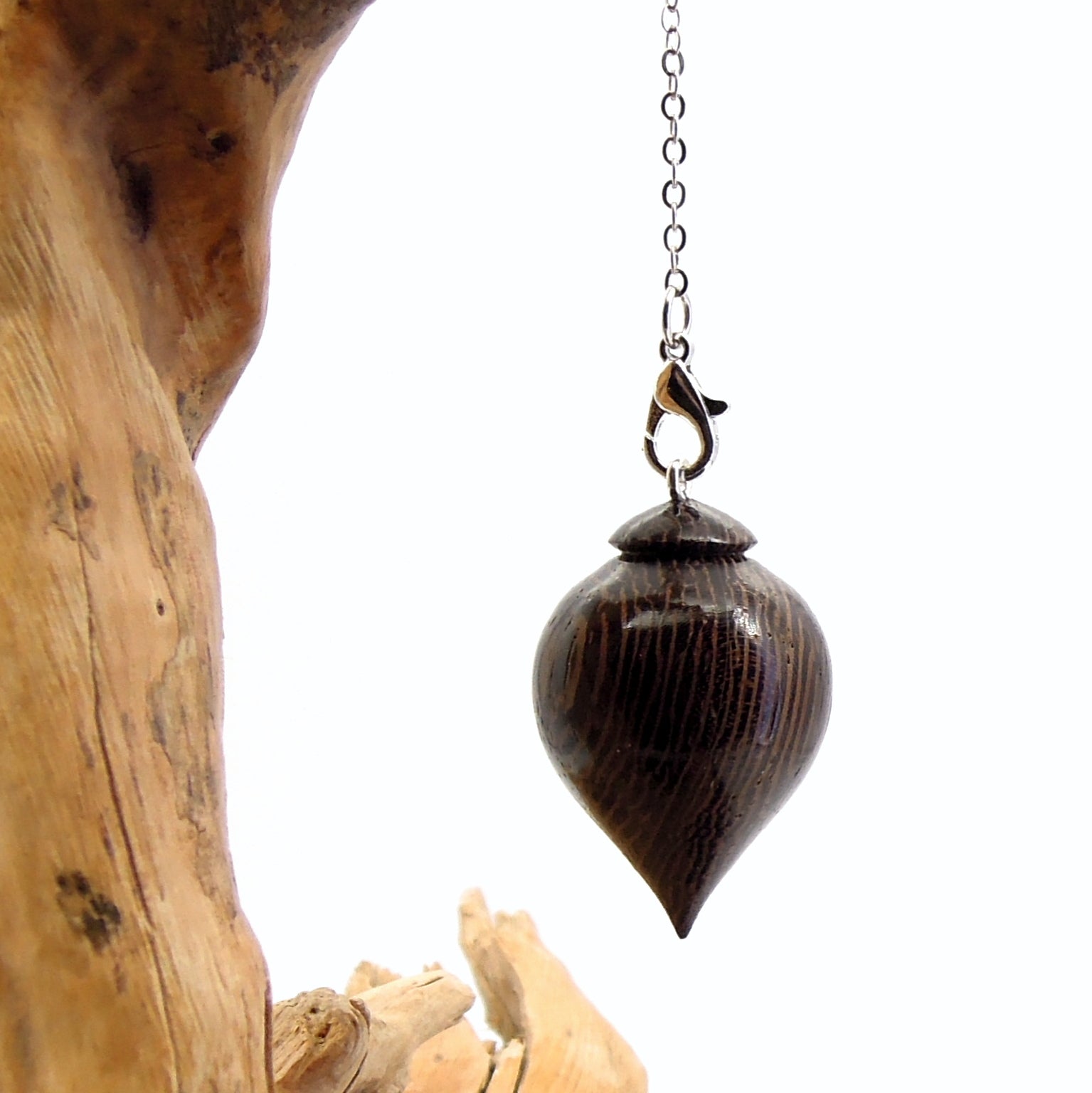 Pendule artisanal de radiesthésie en wenge avec chainette.