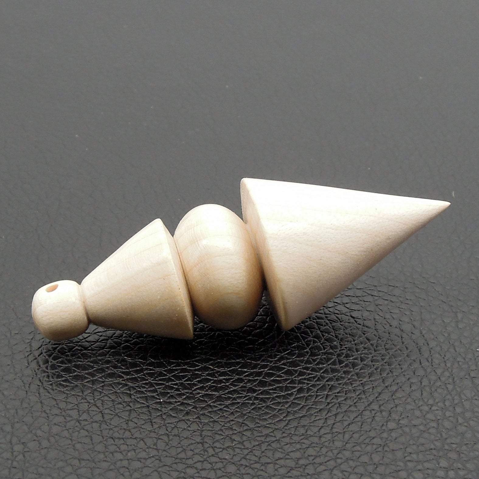 Pendule artisanal de radiesthésie en érable ondé avec oeilleton.