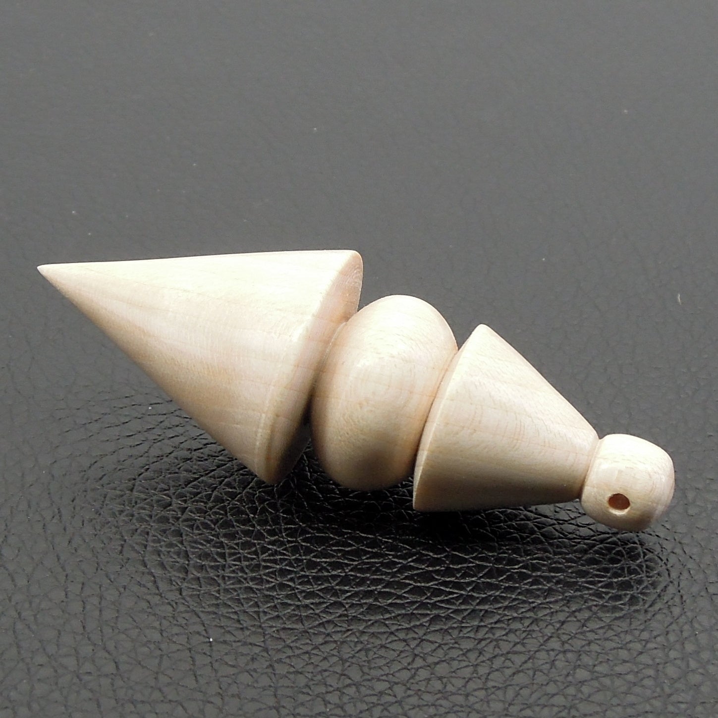 Pendule artisanal de radiesthésie en érable ondé avec oeilleton.