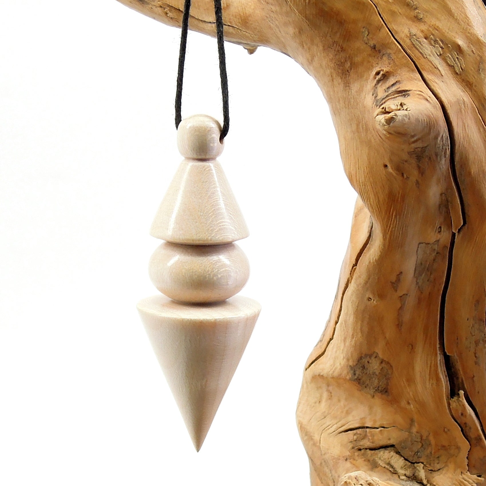Pendule artisanal de radiesthésie en érable ondé avec oeilleton.