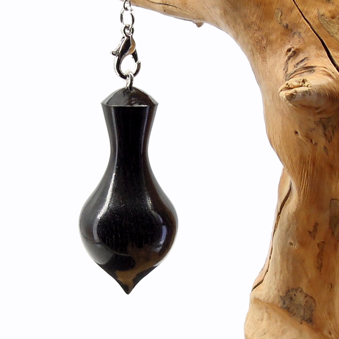 Pendule artisanal de radiesthésie en bannia avec oeilleton.