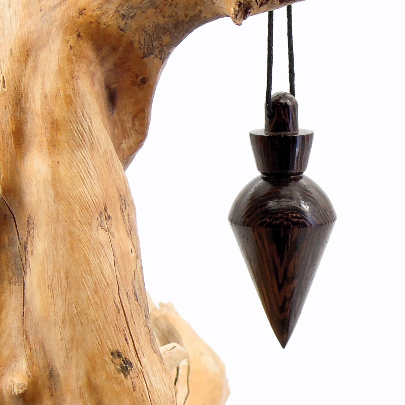 Pendule artisanal de radiesthésie en wenge avec oeilleton.