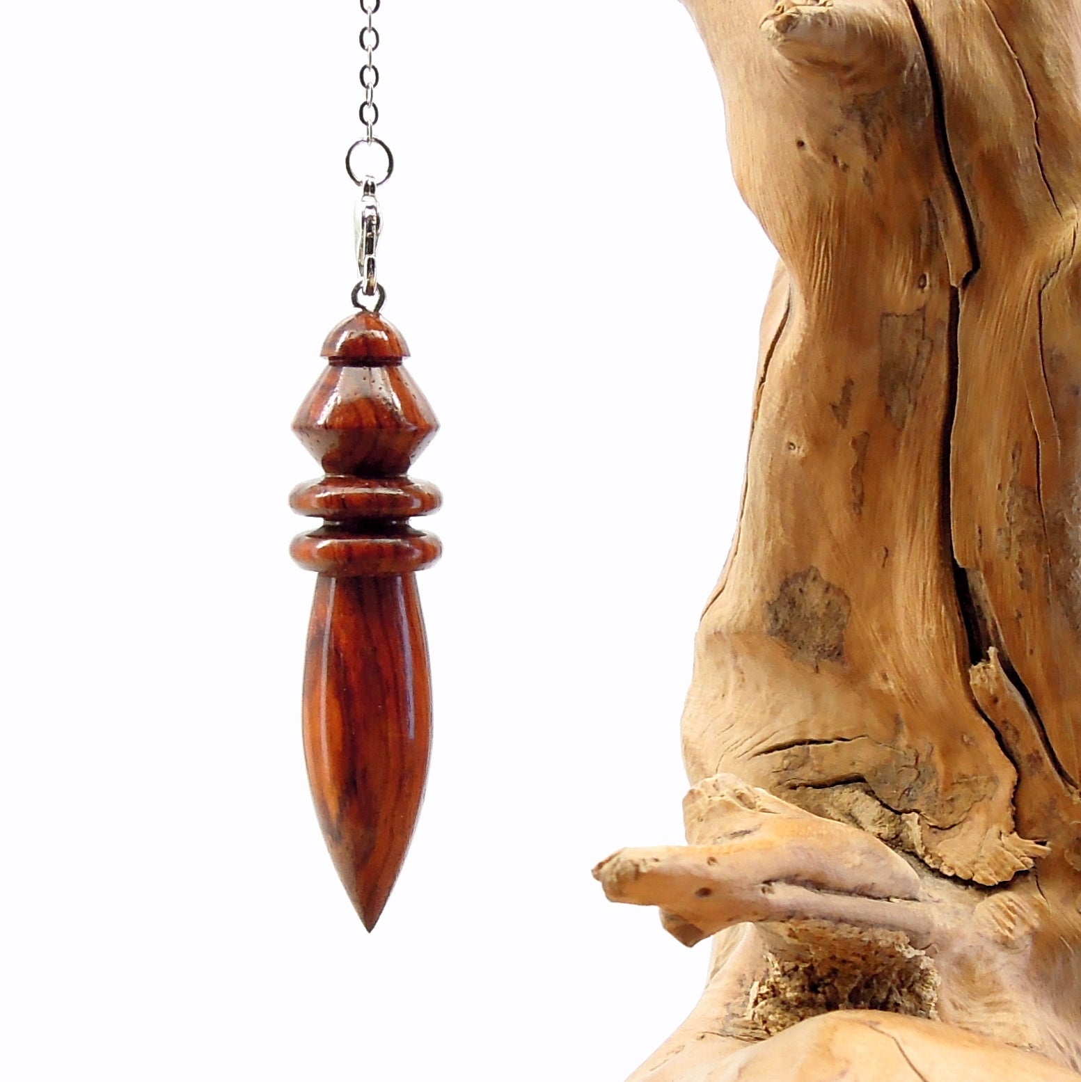 Pendule artisanal de radiesthésie en cocobolo avec chainette.