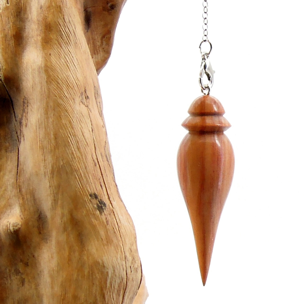 Pendule artisanal de radiesthésie en prunier avec chainette.