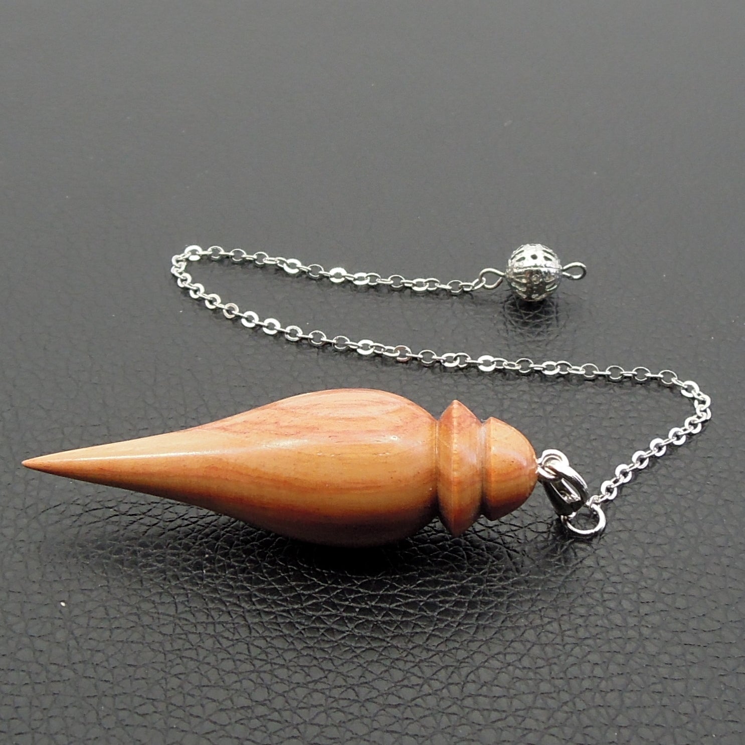 Pendule artisanal de radiesthésie en prunier avec chainette.
