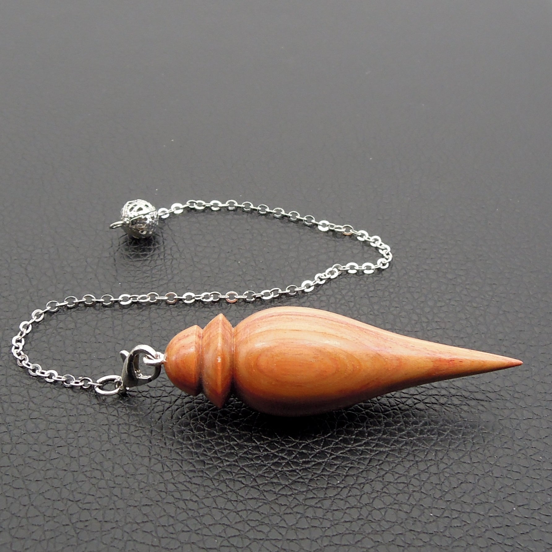 Pendule artisanal de radiesthésie en prunier avec chainette.