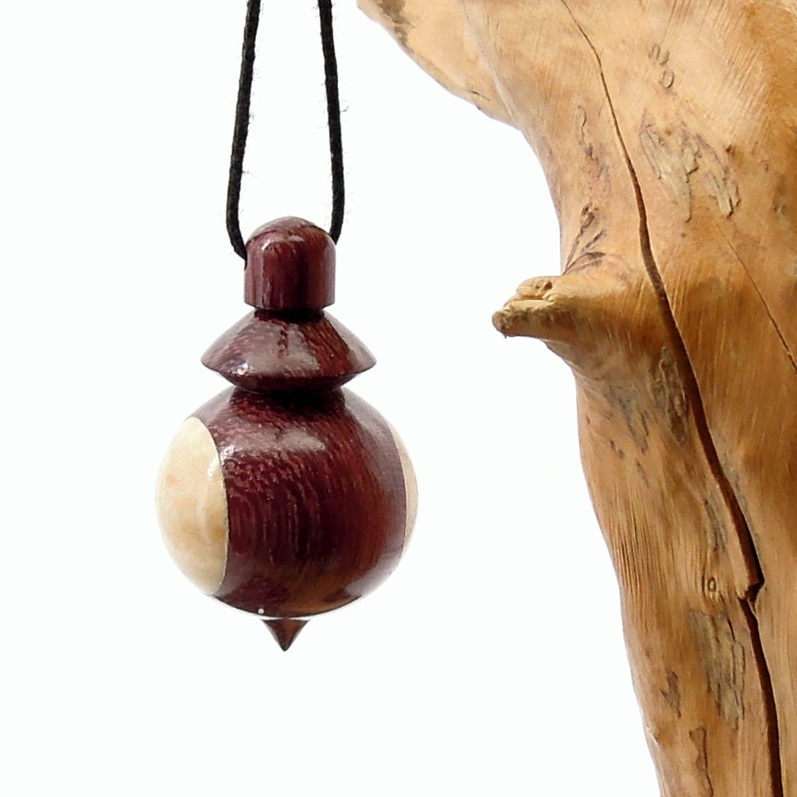 Pendule artisanal de radiesthésie en amarante et érable avec oeilleton..