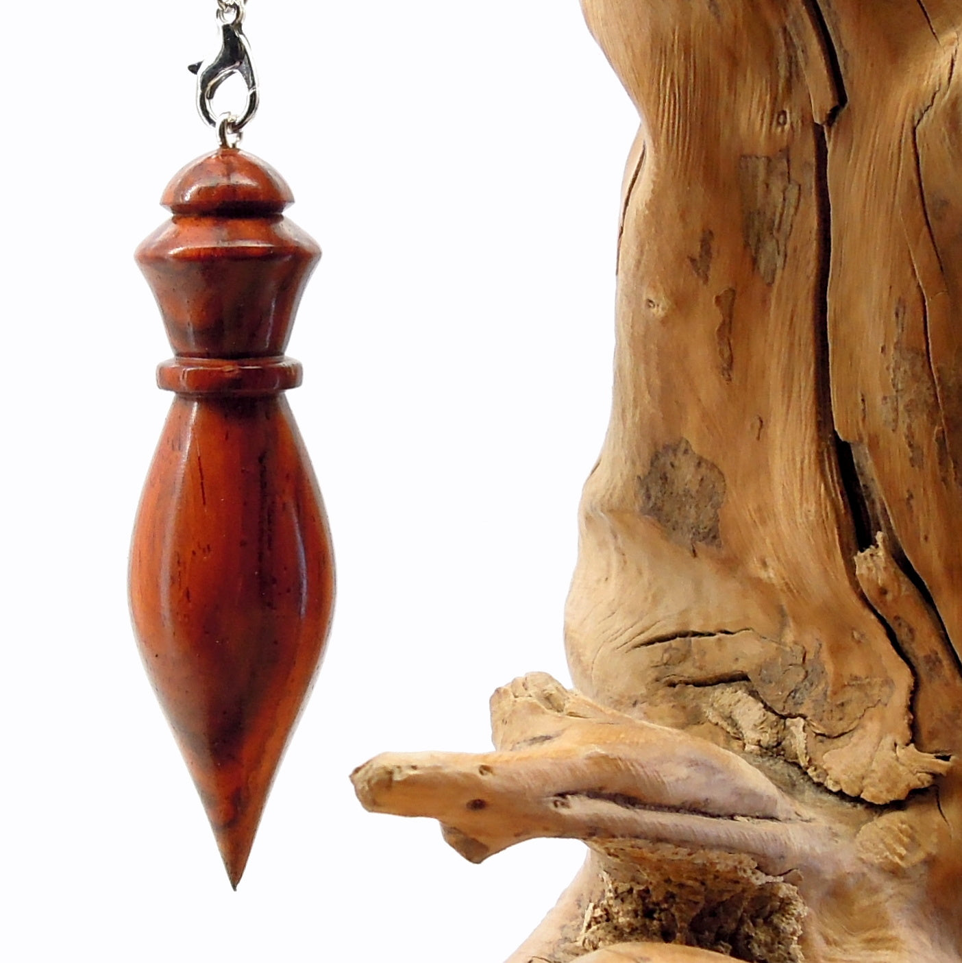 Pendule artisanal de radiesthésie en cocobolo avec chainette.