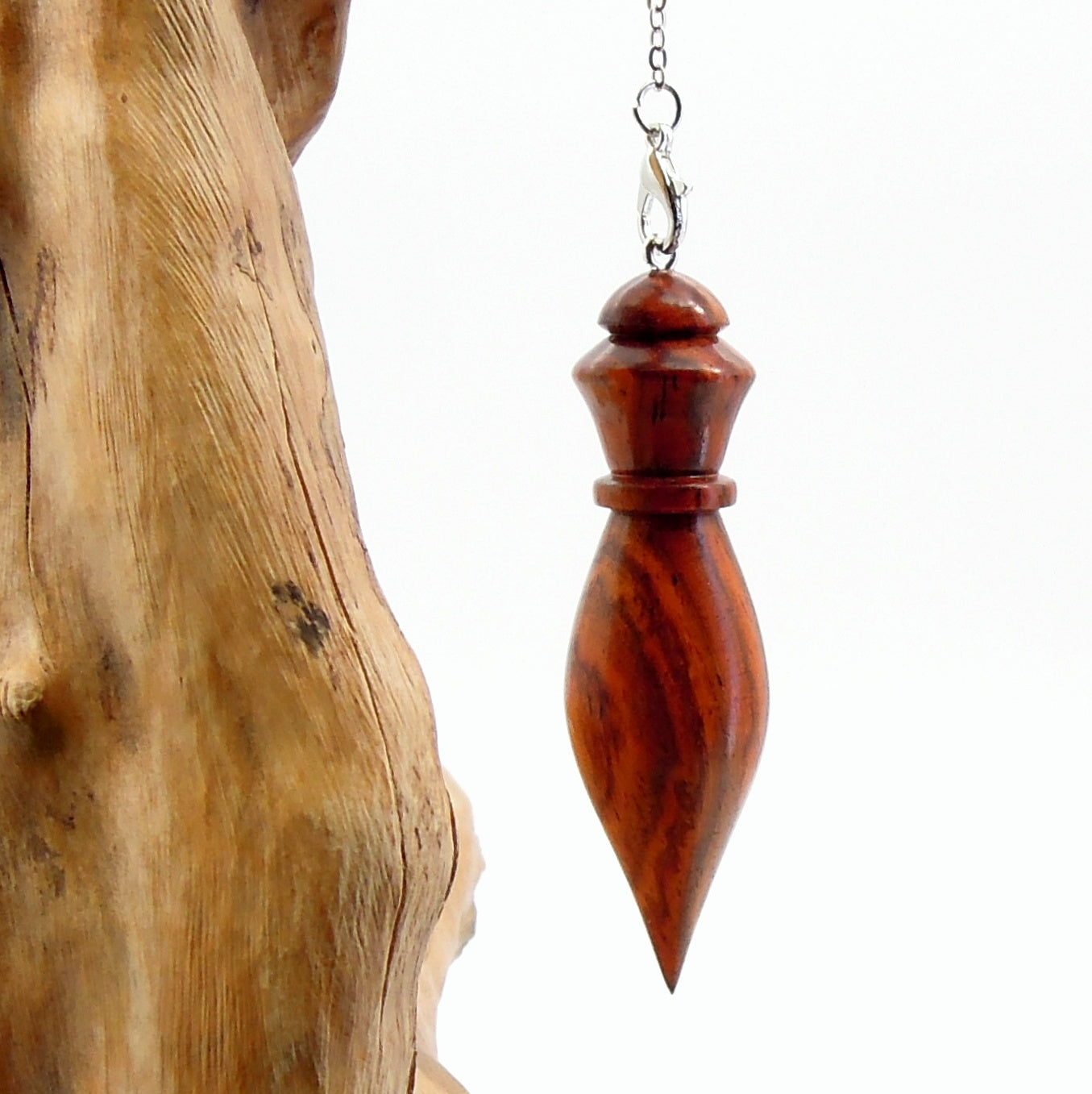 Pendule artisanal de radiesthésie en cocobolo avec chainette.
