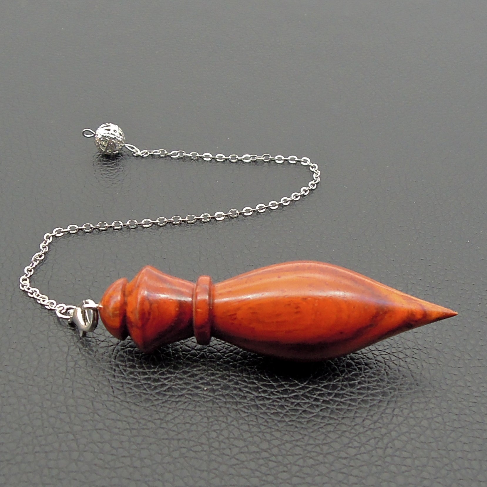 Pendule artisanal de radiesthésie en cocobolo avec chainette.