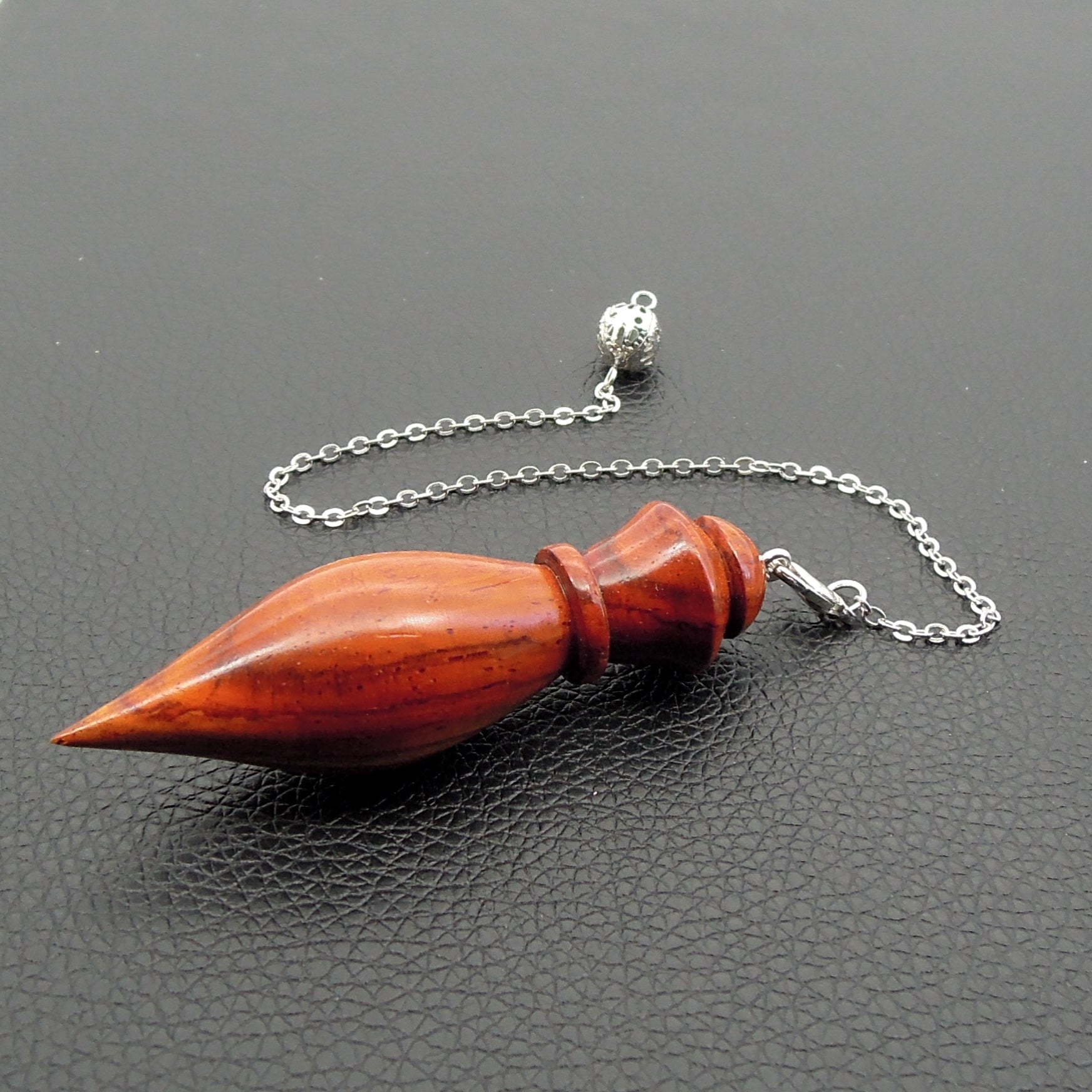 Pendule artisanal de radiesthésie en cocobolo avec chainette.