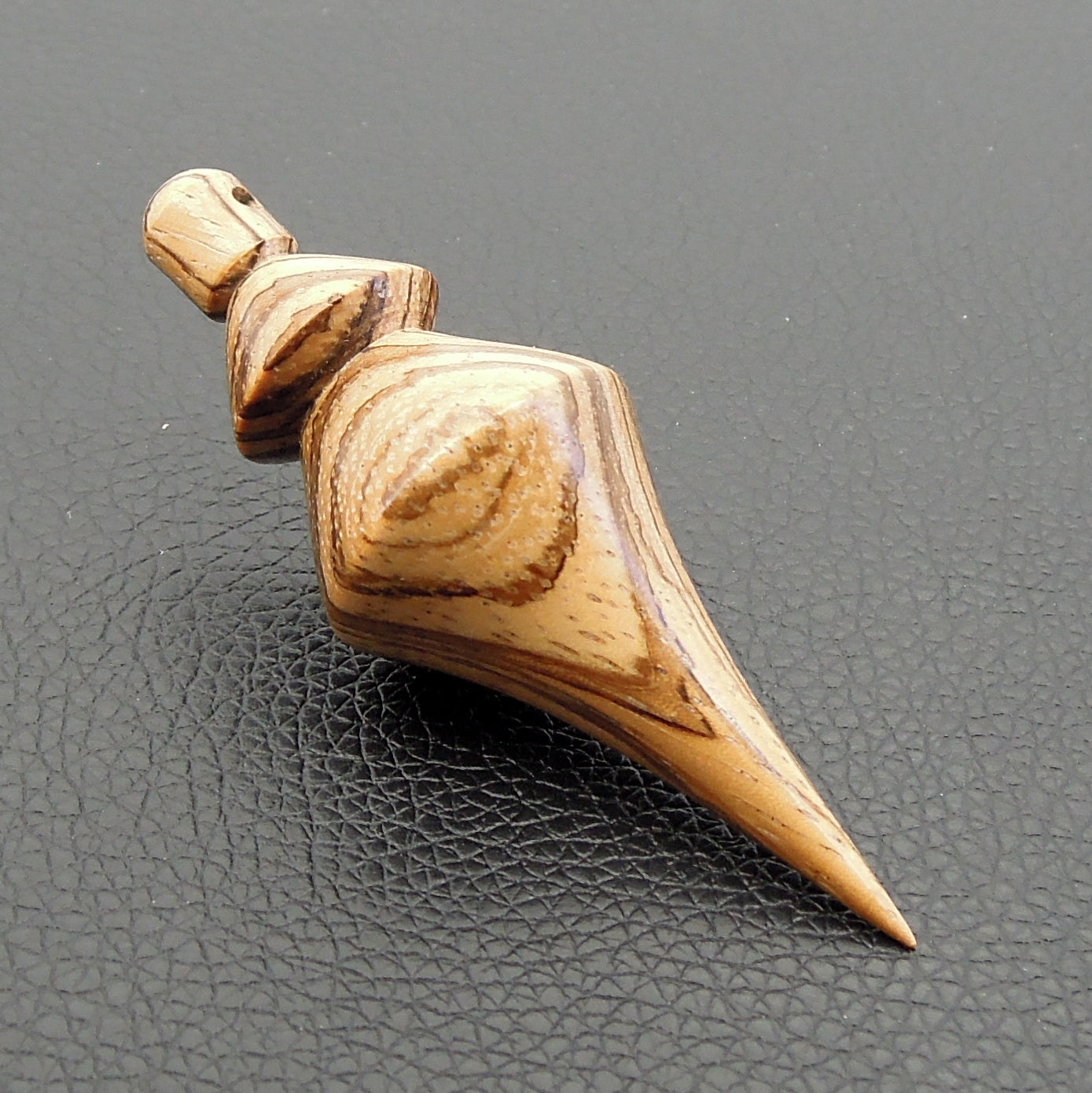 Pendule artisanal de radiesthésie en zébrano avec oeilleton.