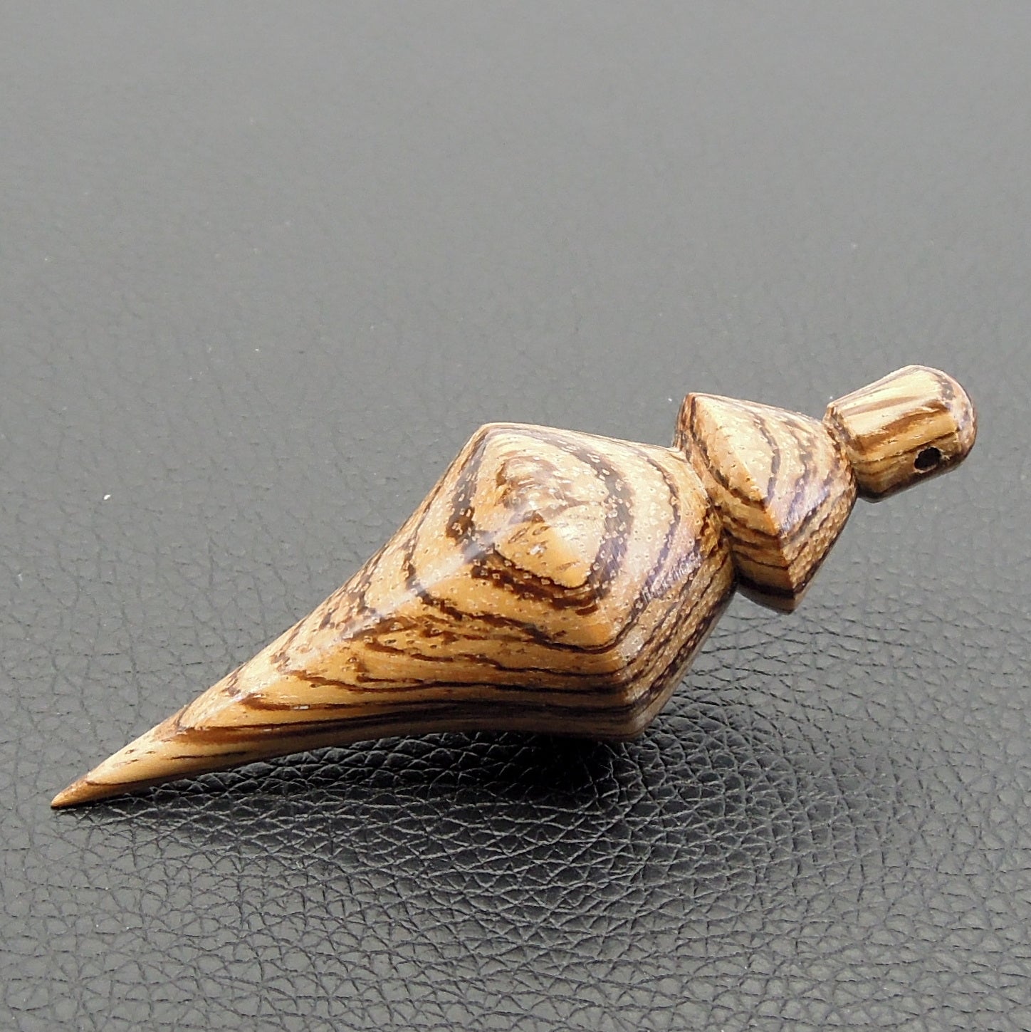 Pendule artisanal de radiesthésie en zébrano avec oeilleton.