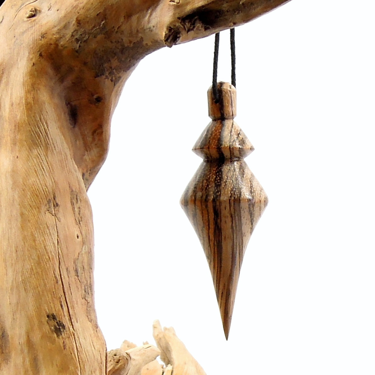 Pendule artisanal de radiesthésie en zébrano avec oeilleton.