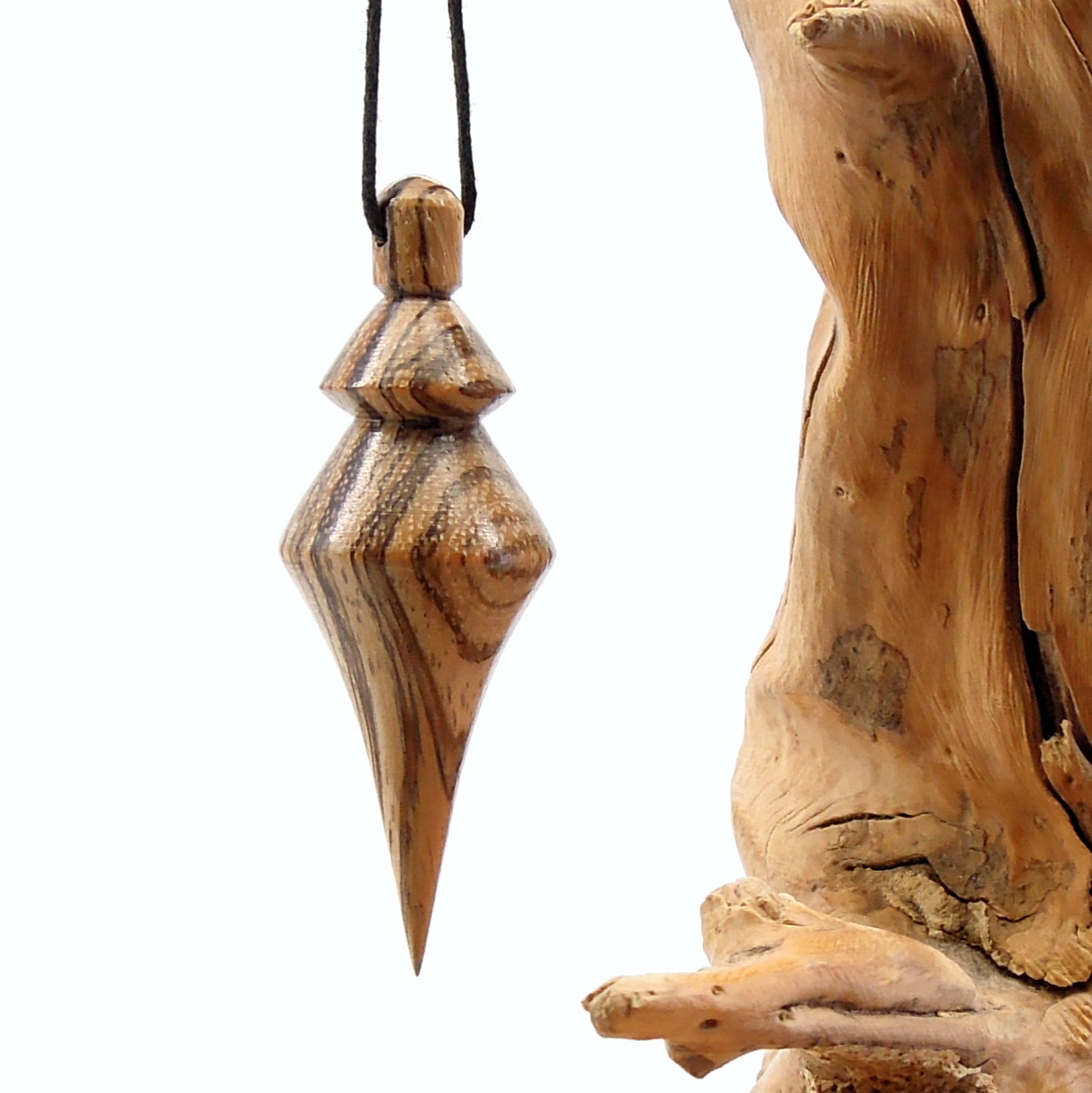 Pendule artisanal de radiesthésie en zébrano avec oeilleton.