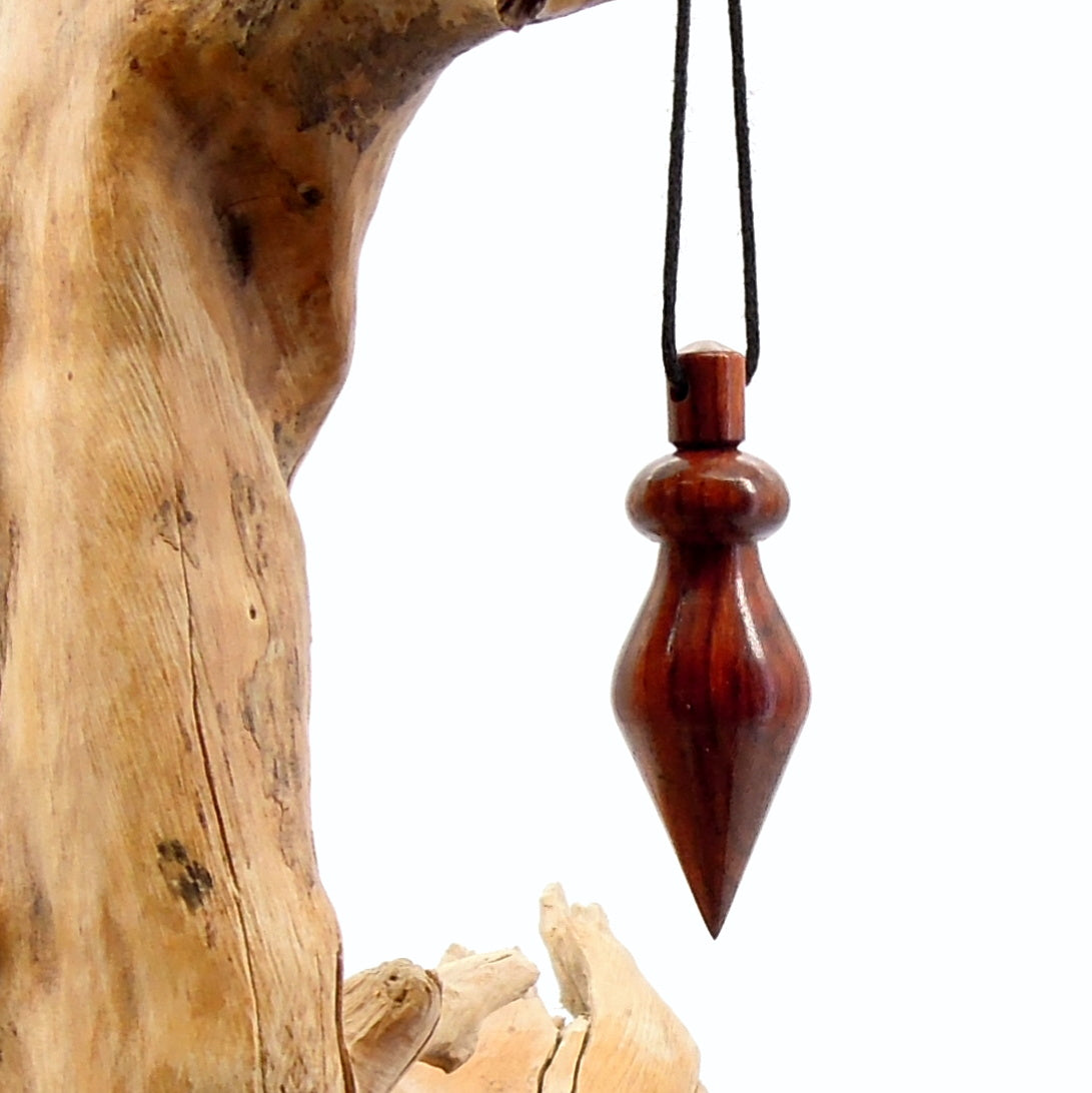Pendule artisanal divinatoire en cocobolo avec oeilleton