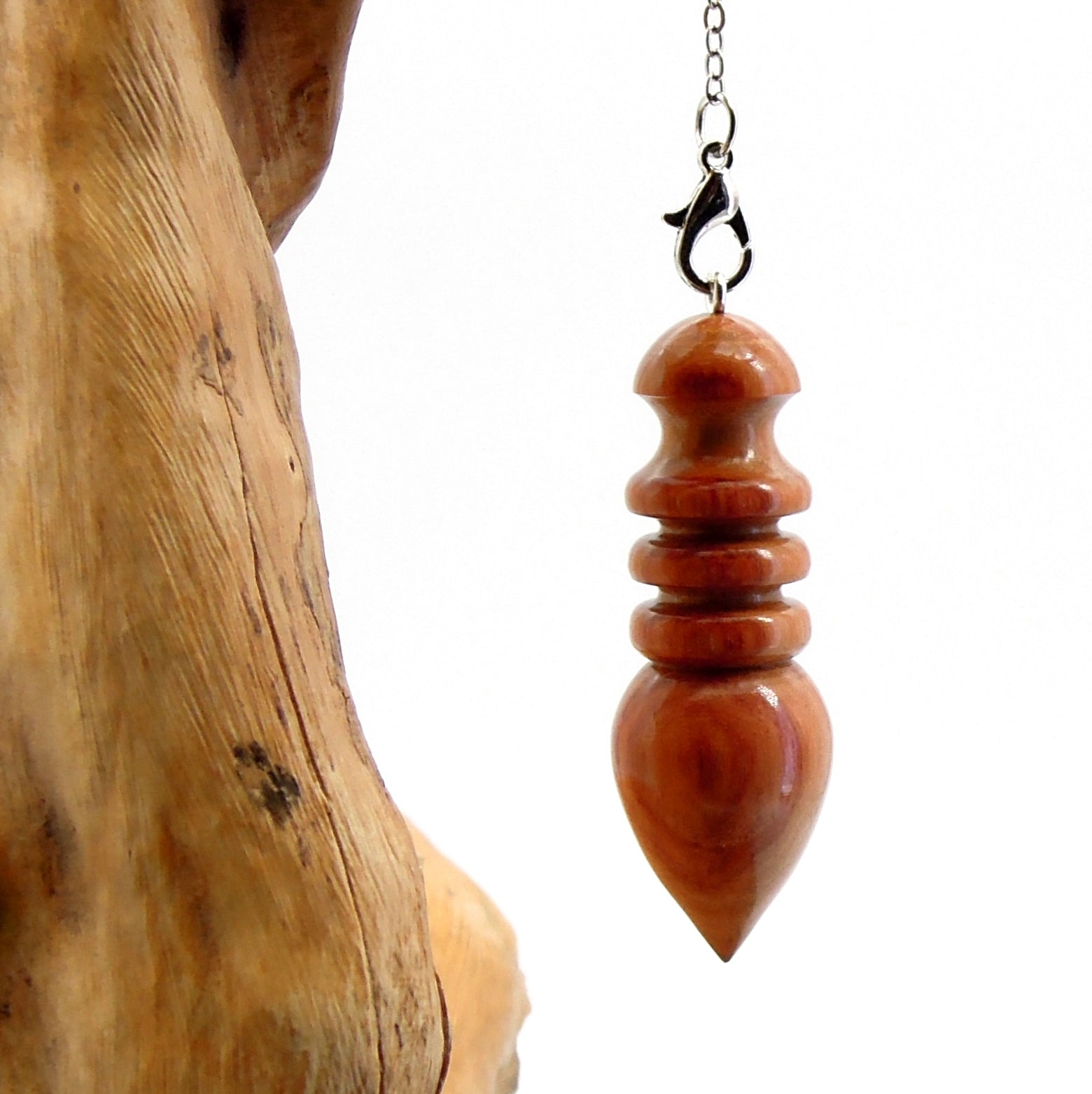 Pendule artisanal de radiesthésie en bois exotique avec chainette.
