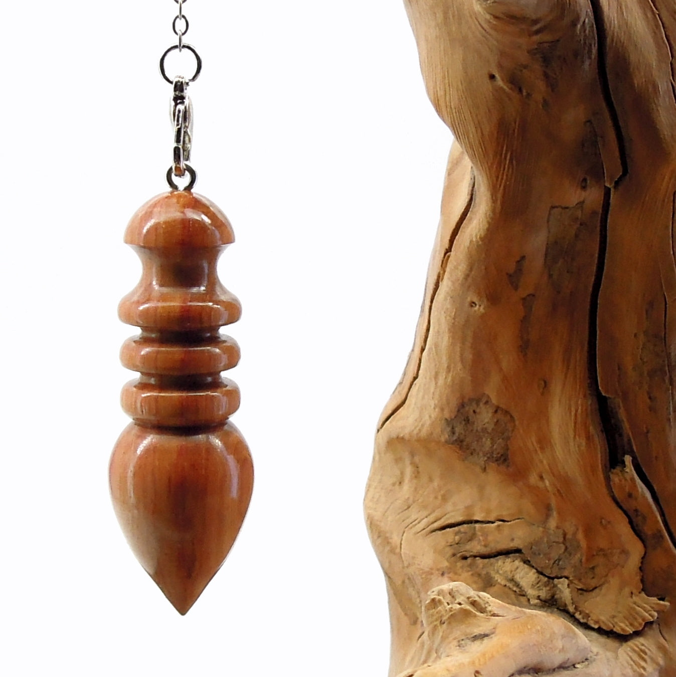 Pendule artisanal de radiesthésie en bois exotique avec chainette.
