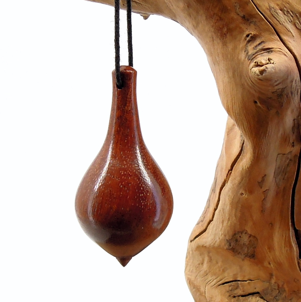 Pendule artisanal de radiesthésie en bois exotique avec oeilleton.