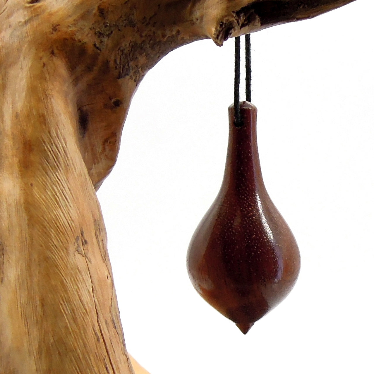 Pendule artisanal de radiesthésie en bois exotique avec oeilleton.