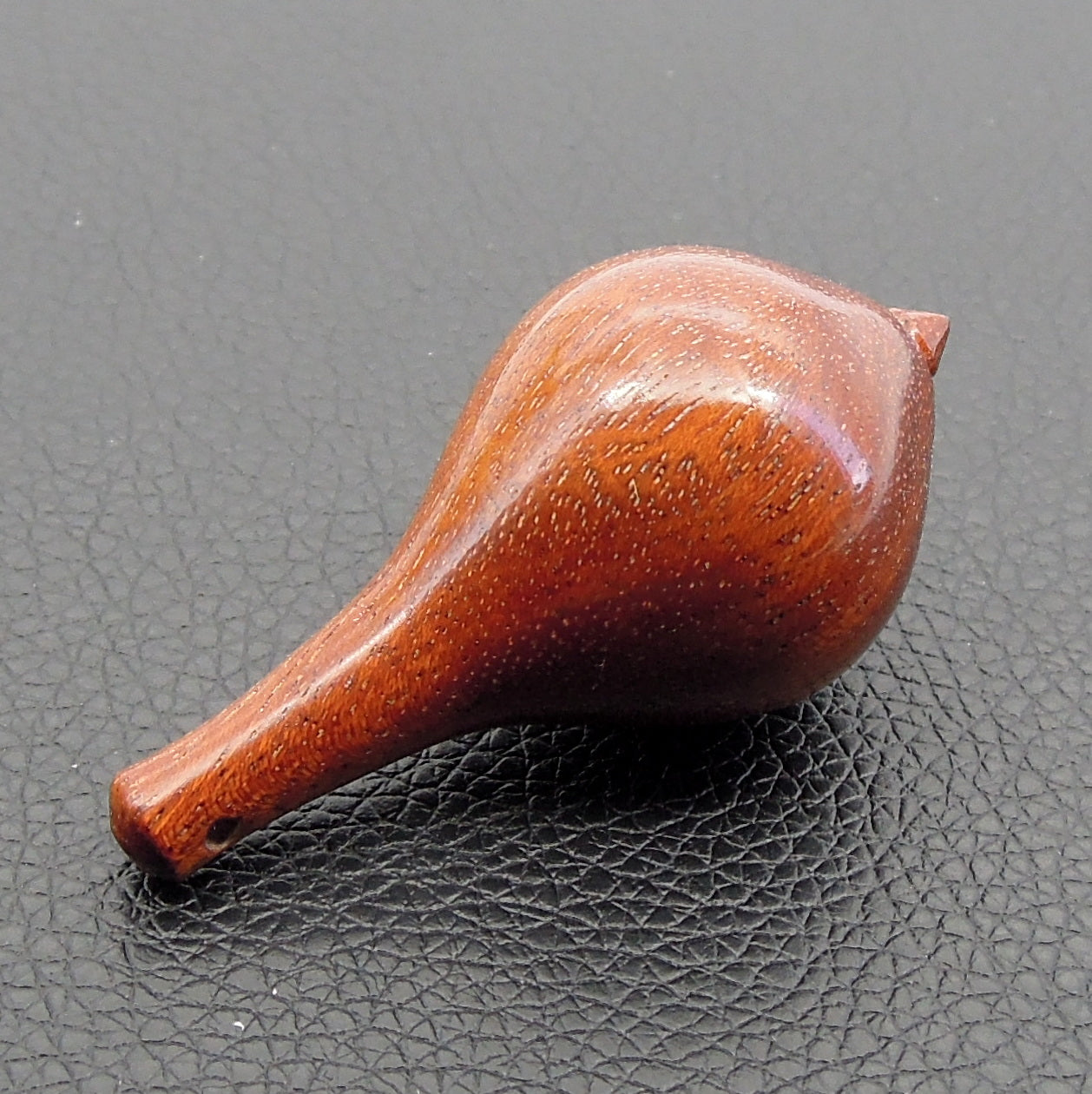 Pendule artisanal de radiesthésie en bois exotique avec oeilleton.