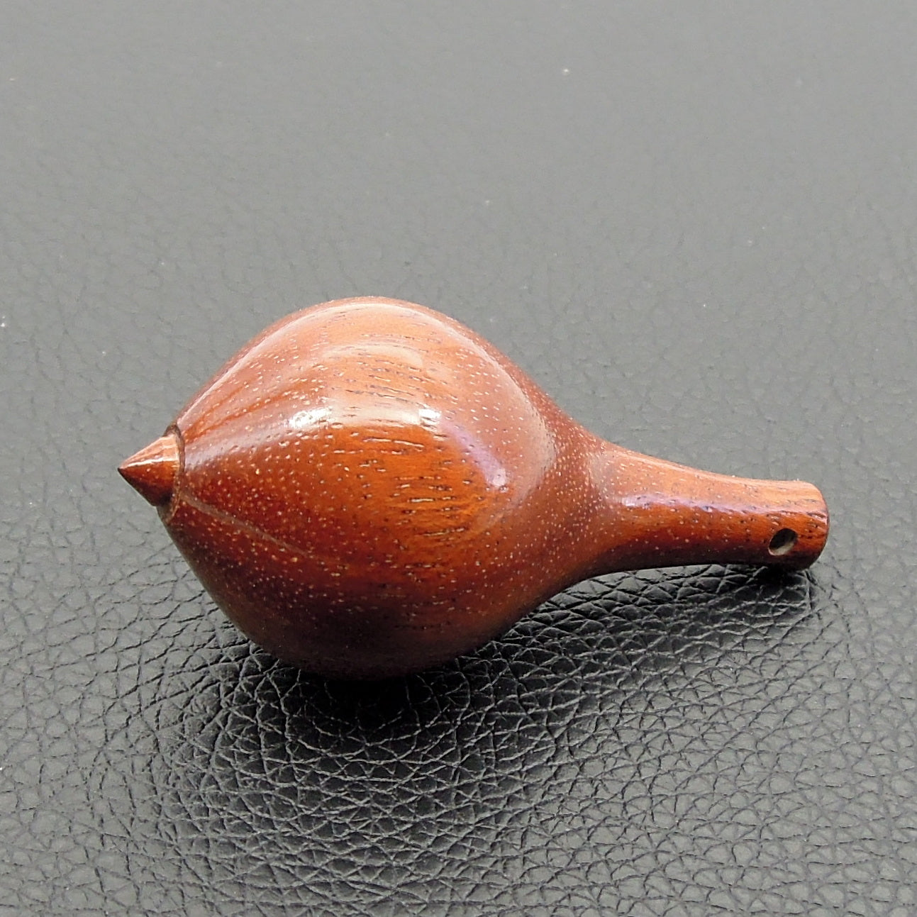 Pendule artisanal de radiesthésie en bois exotique avec oeilleton.