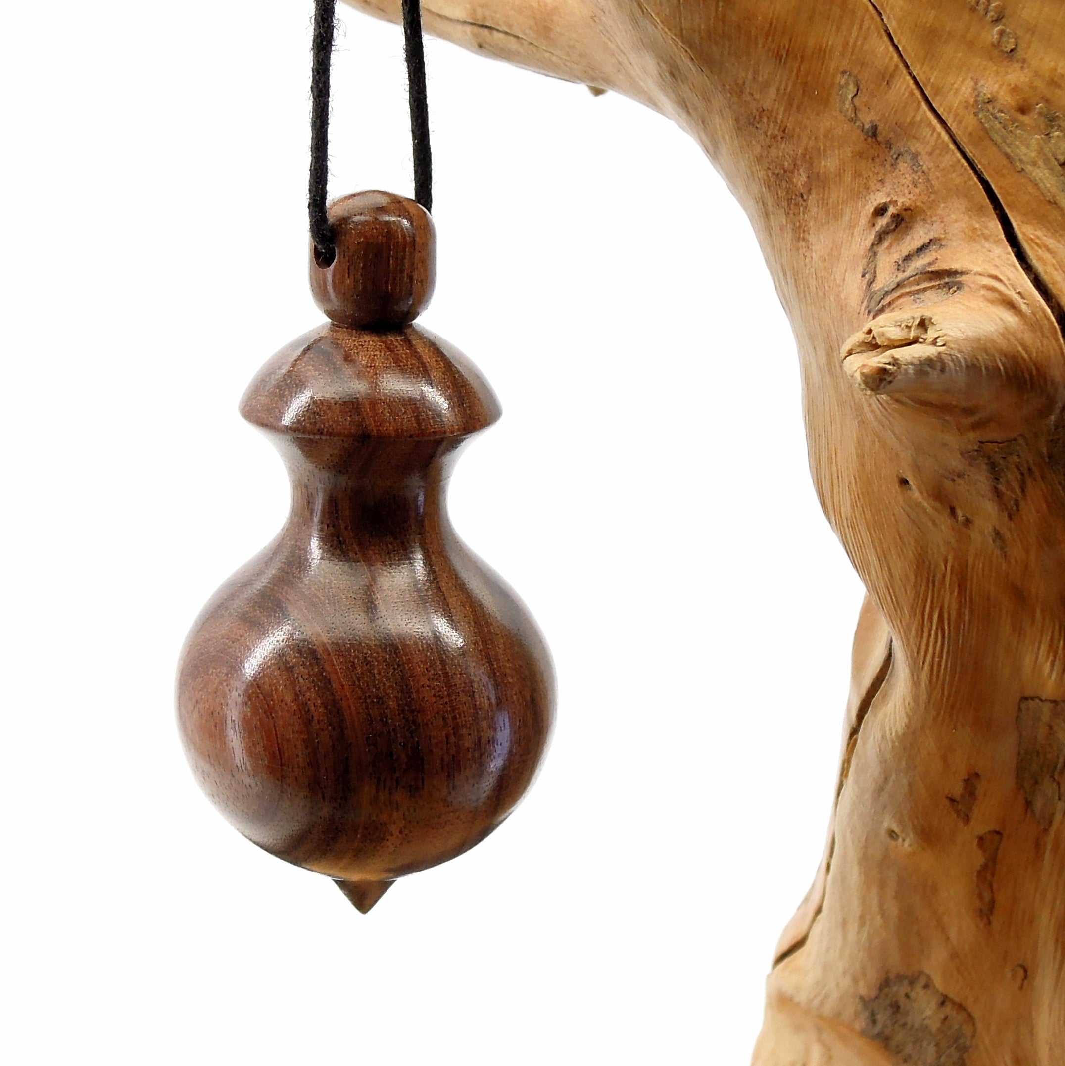 Pendule artisanal de radiesthésie en palissandre santos avec oeilleton.