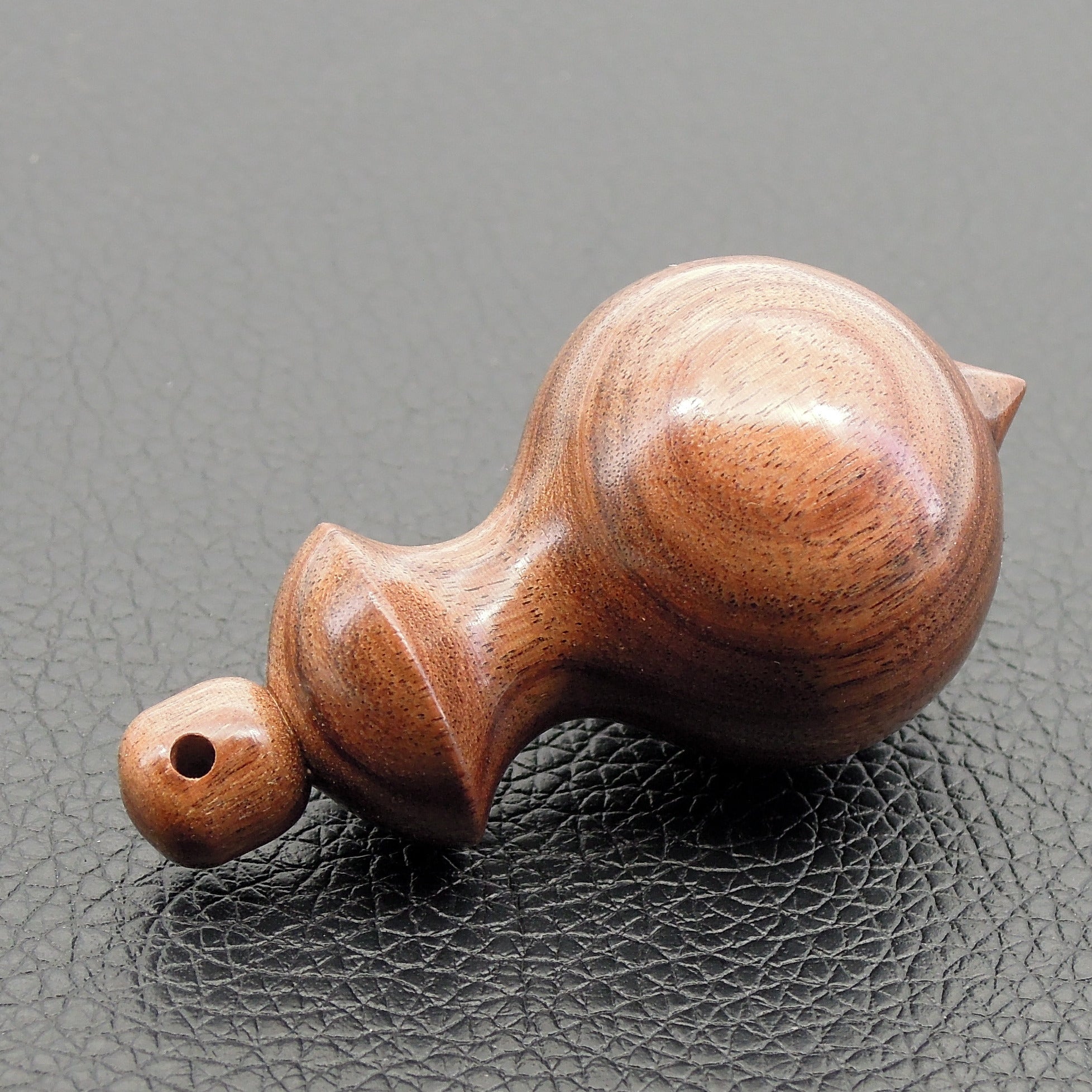 Pendule artisanal de radiesthésie en palissandre santos avec oeilleton.