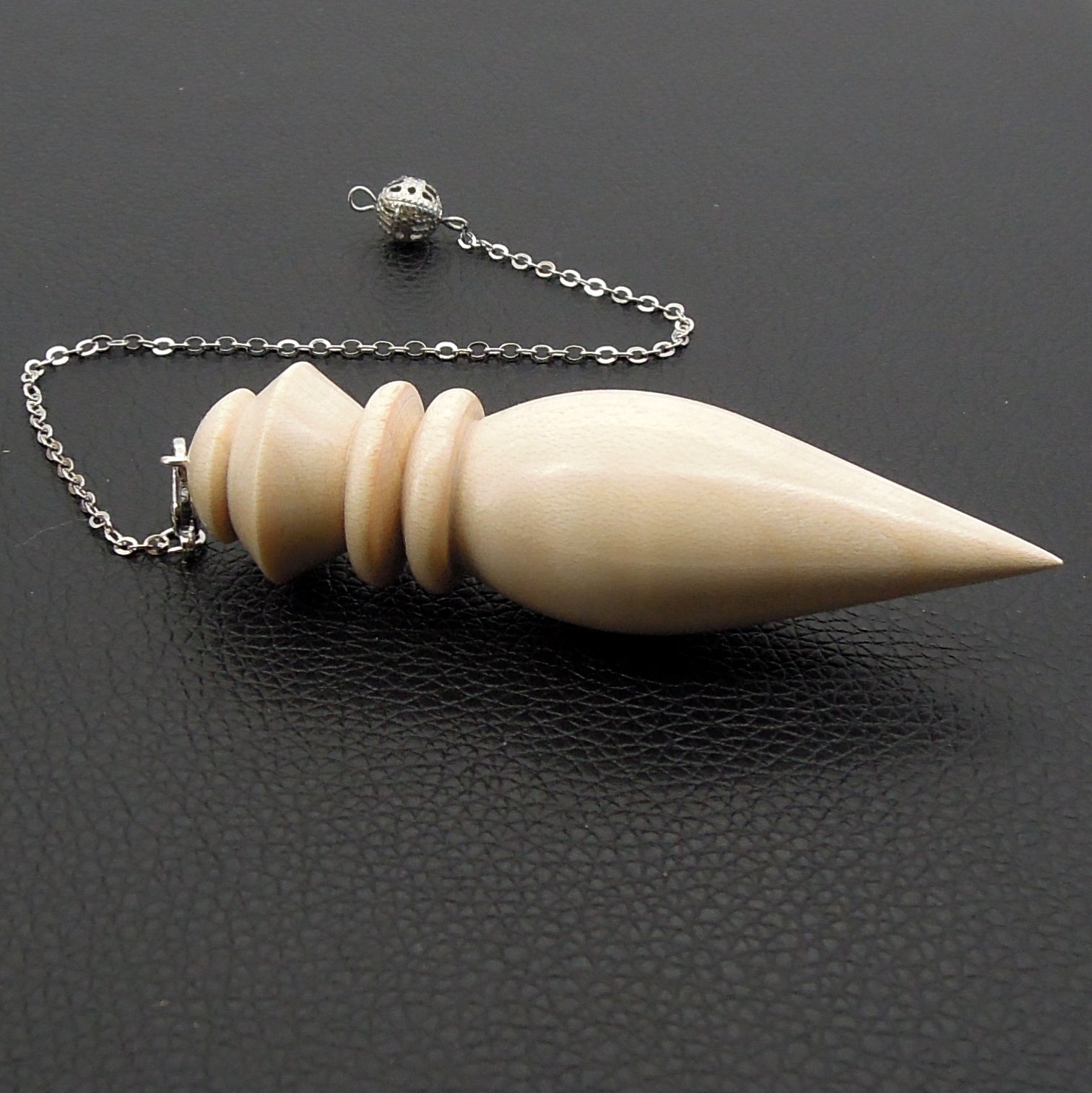 Pendule artisanal de radiesthésie en érable ondé avec chainette.