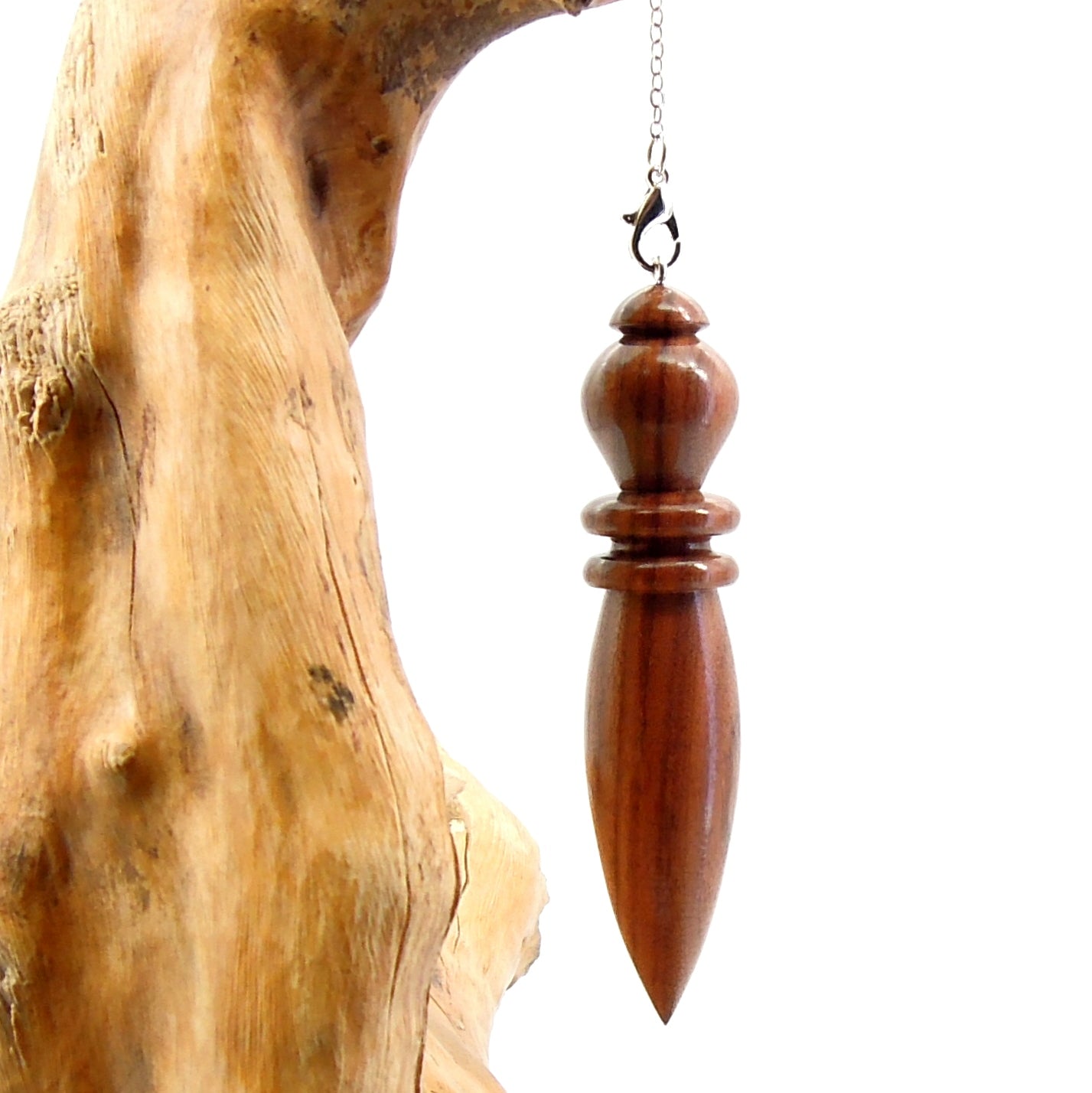 Pendule artisanal de radiesthésie en palissandre santos avec chainette.